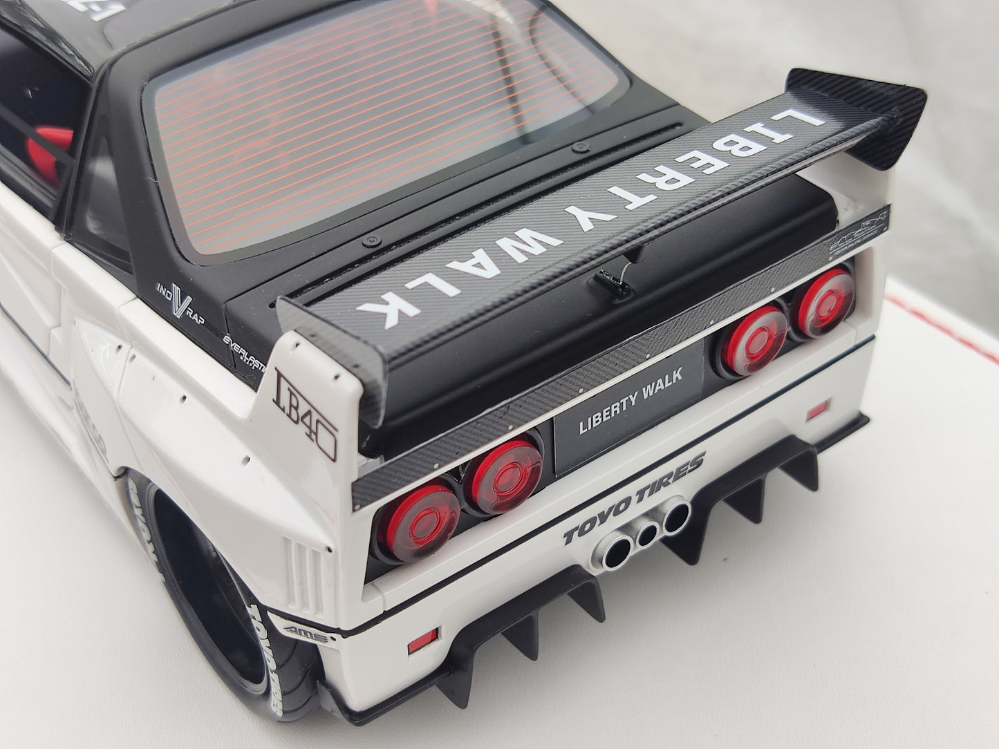RUNNER 1/18 Ferrari F40 AZ-1 White Limited Edition Model Car JM-RNR017