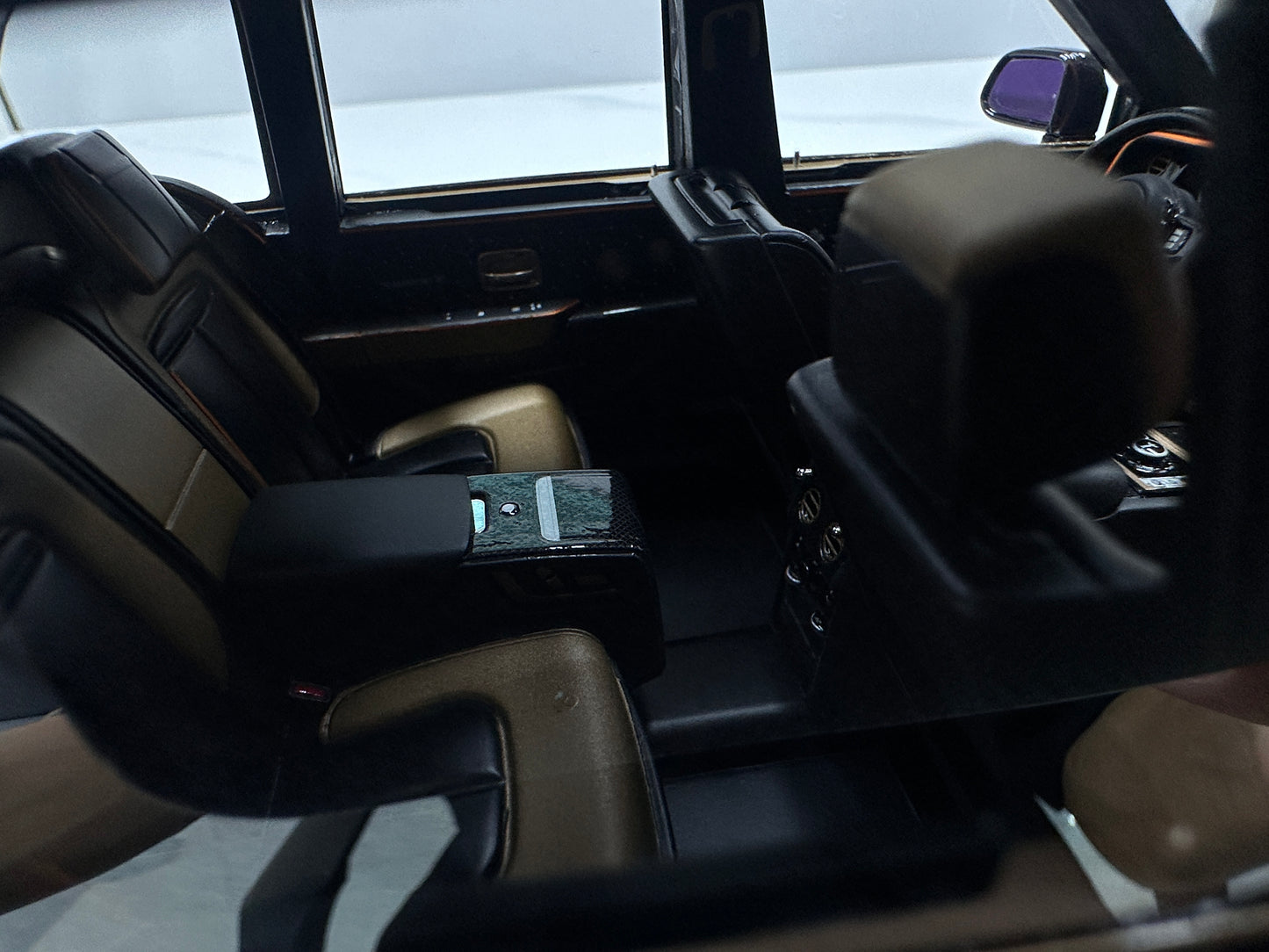 HH MODEL 1/18 Rolls-Royce Cullinan Series II MANSORY – Piano Black / Gold Plated (HH699)