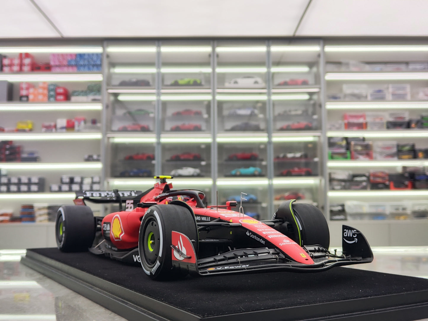 Looksmart 1/18 Ferrari SF-23 2023 Singapore Race #55 Red F1 Model Car LS18F1054
