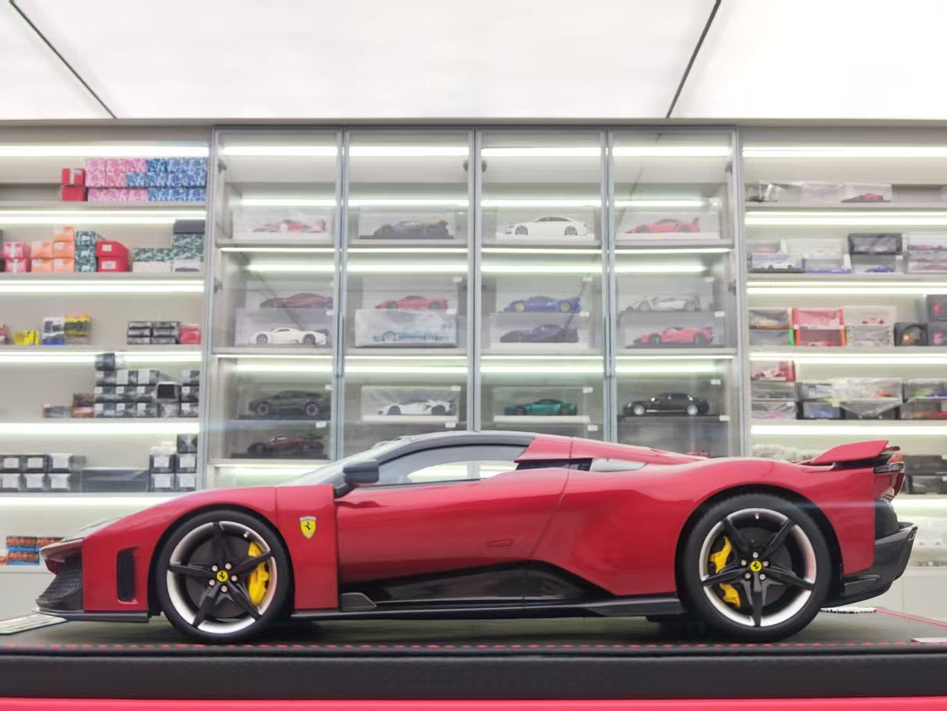 MR 1/18 Ferrari F80 Hardtop Red Model Car FE045A