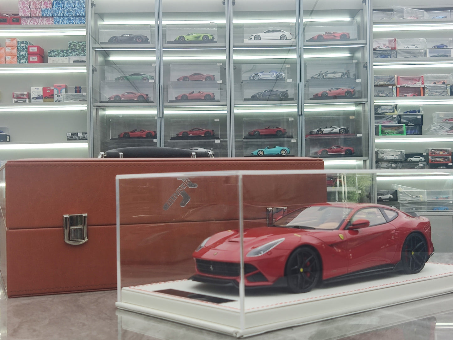 RUNNER 1/18 Ferrari F12 DMC Red Limited Edition Simulation Model Car JM-RNR001