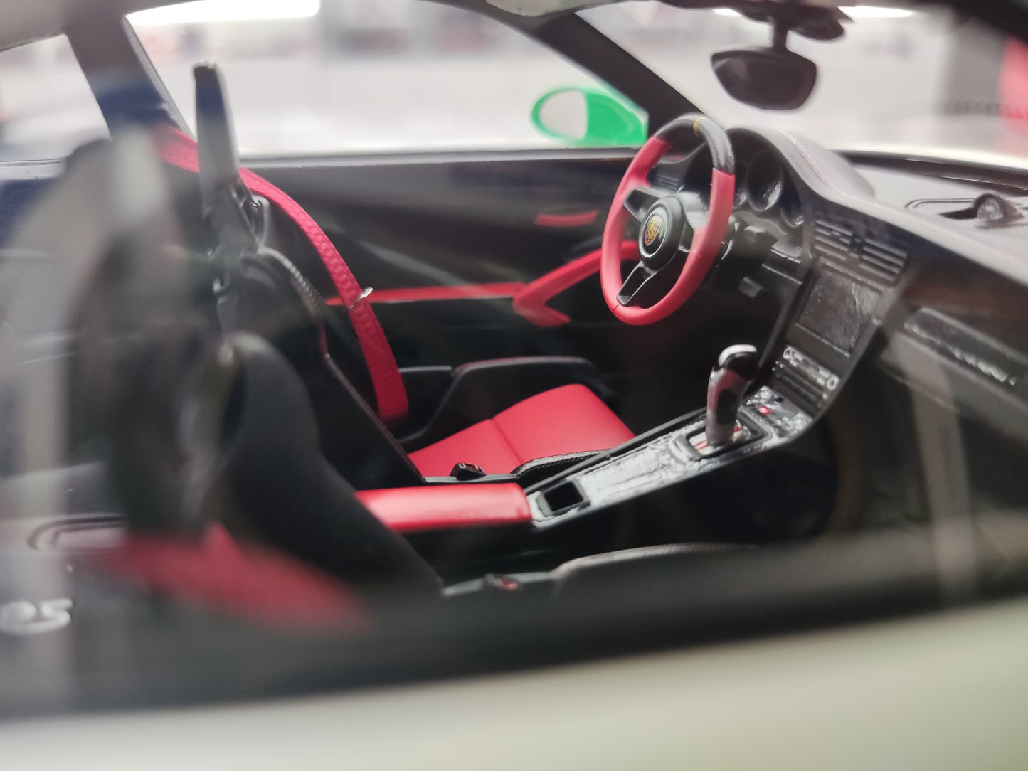 UU 1/18 Porsche 911 GT2 RS Fluorescent Green Simulated Car Model JS-UU007