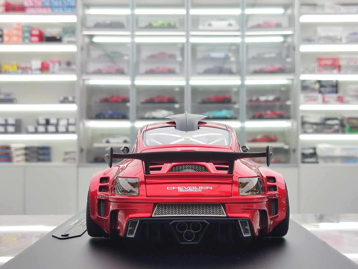 Dreamwalkers 1/18 Porsche CHEVALIER D995 Flamruĝa Simulada Modelaŭto C-D995-FR01