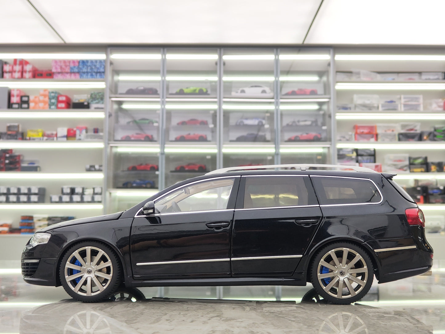 NZG 1/18 Volkswagen R36 nigra simulada aloja modelaŭto NZG013