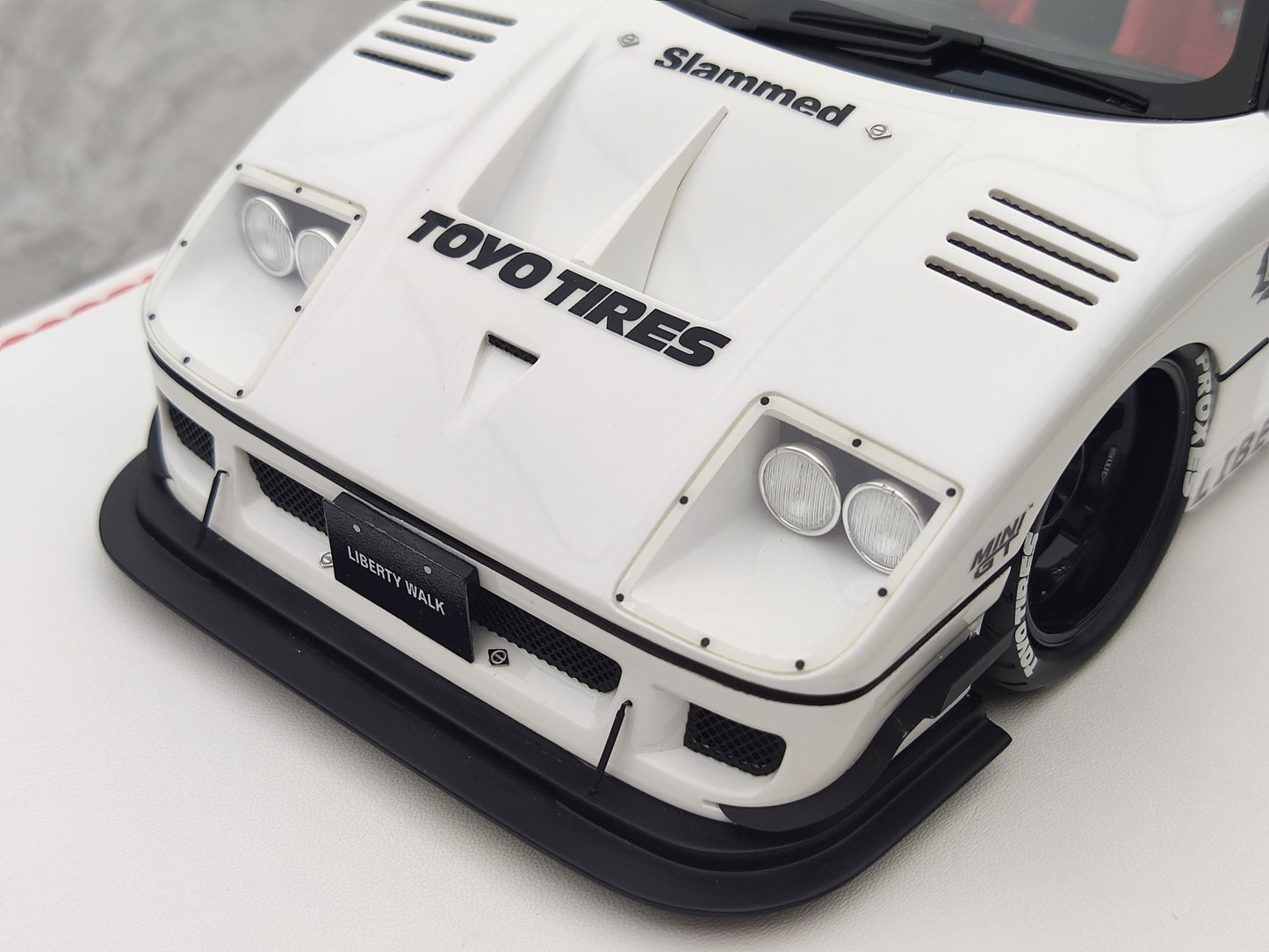 RUNNER 1/18 Ferrari F40 AZ-1 White Limited Edition Model Car JM-RNR017