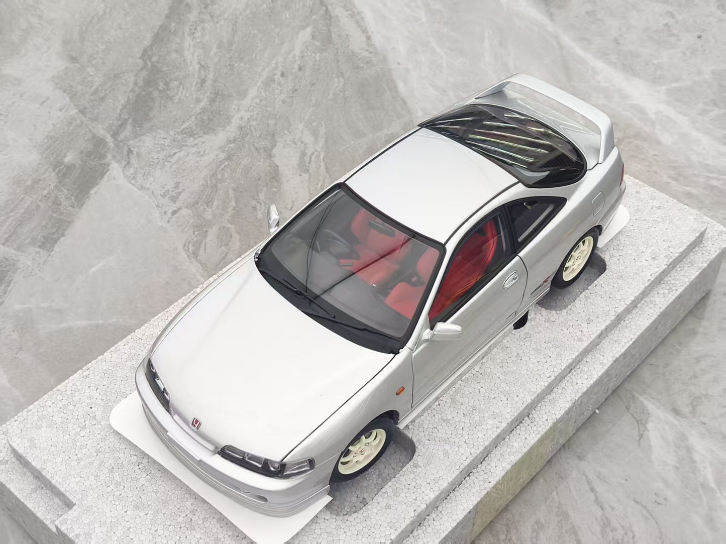 MOTORHELIX 1/18 Honda Integra Type R (DC2) Pre-Facelift Early Edition Fashion Silver MH320