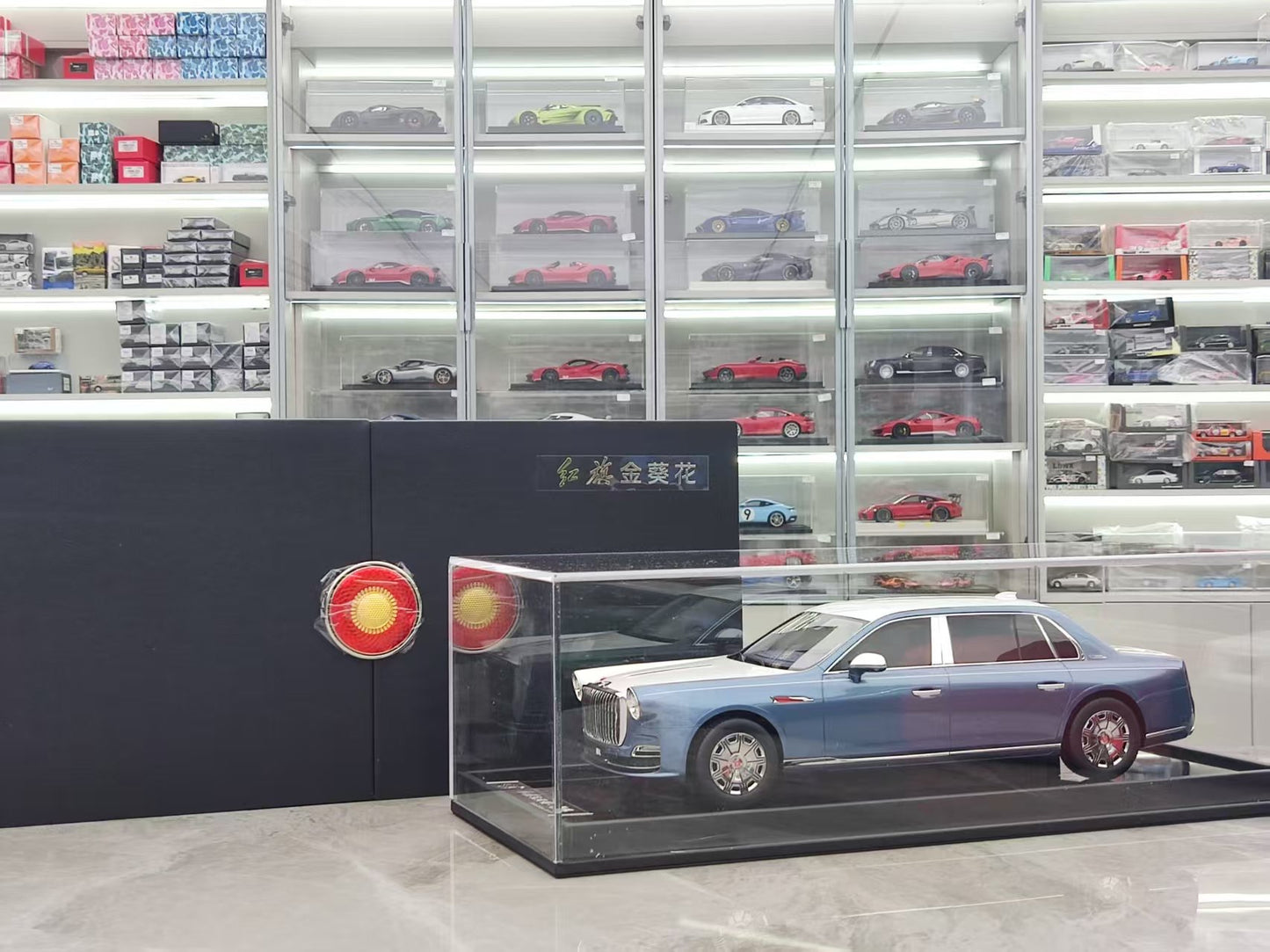 MOTORHELIX 1/18 Hongqi State Gift, Model Car MH309