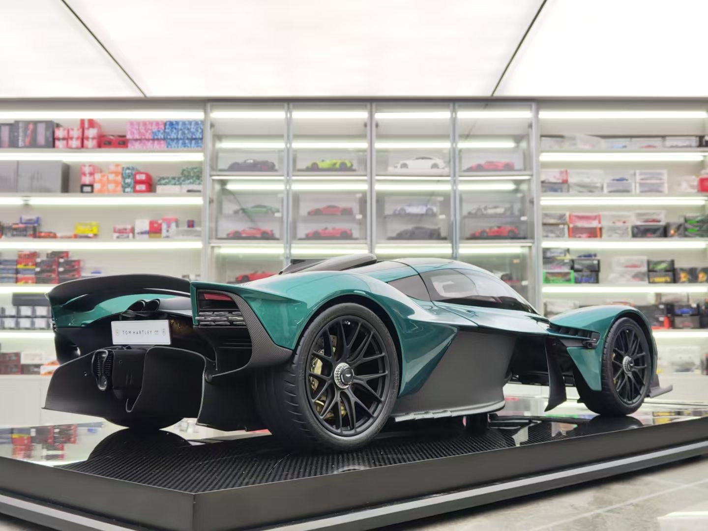 Amalgam 1/8 Aston Martin Valkyrie Green Resin High-End Model Car Collectible M6302-SC1