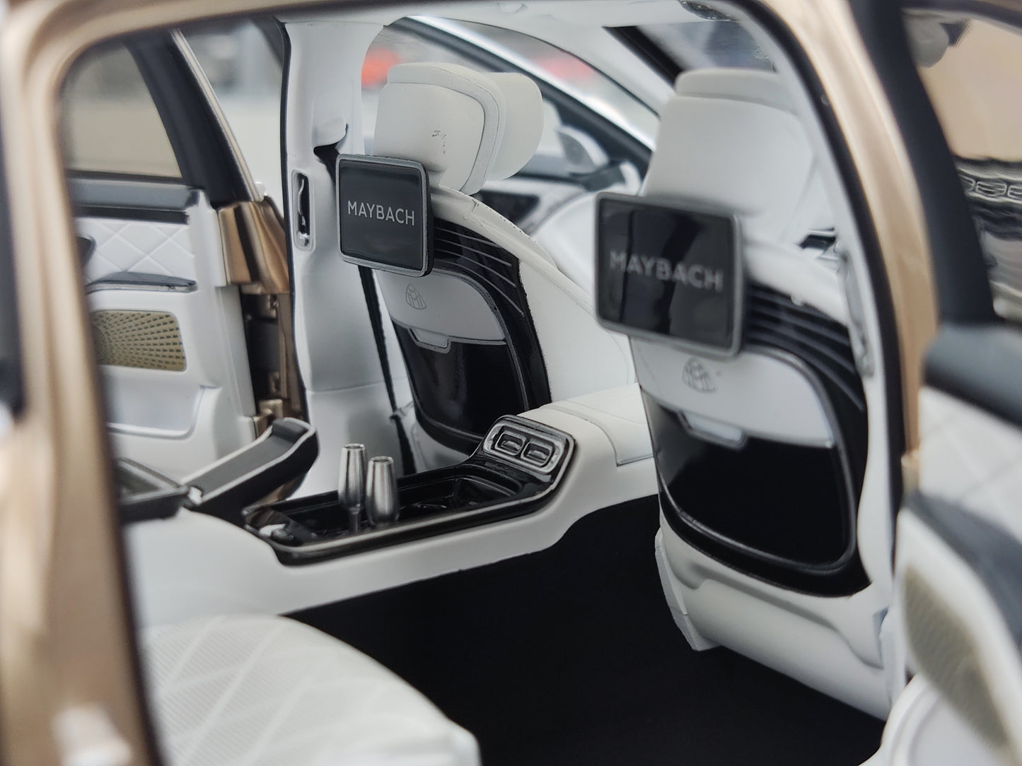 Almost Real 1/18 Mercedes-Maybach S-Class, Kalahari Gold/Tourmaline Red, 820122B