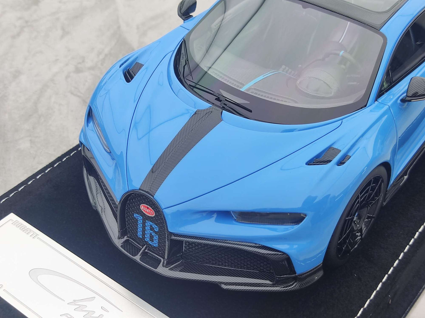 HH Model 1/18 Bugatti Chiron Pur Sport Presentation HH455