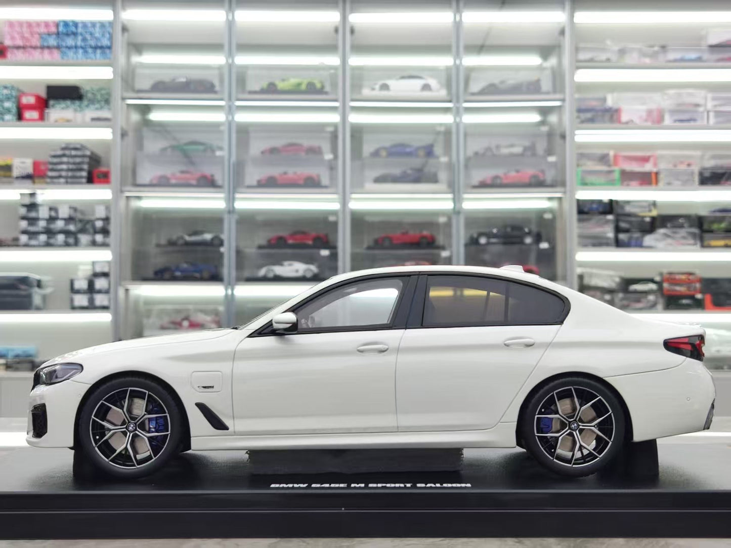 GT Spirit 1/18 BMW 545E X DRIVE SALOON M SPORT ALPINE White Resin Model Decoration GT496