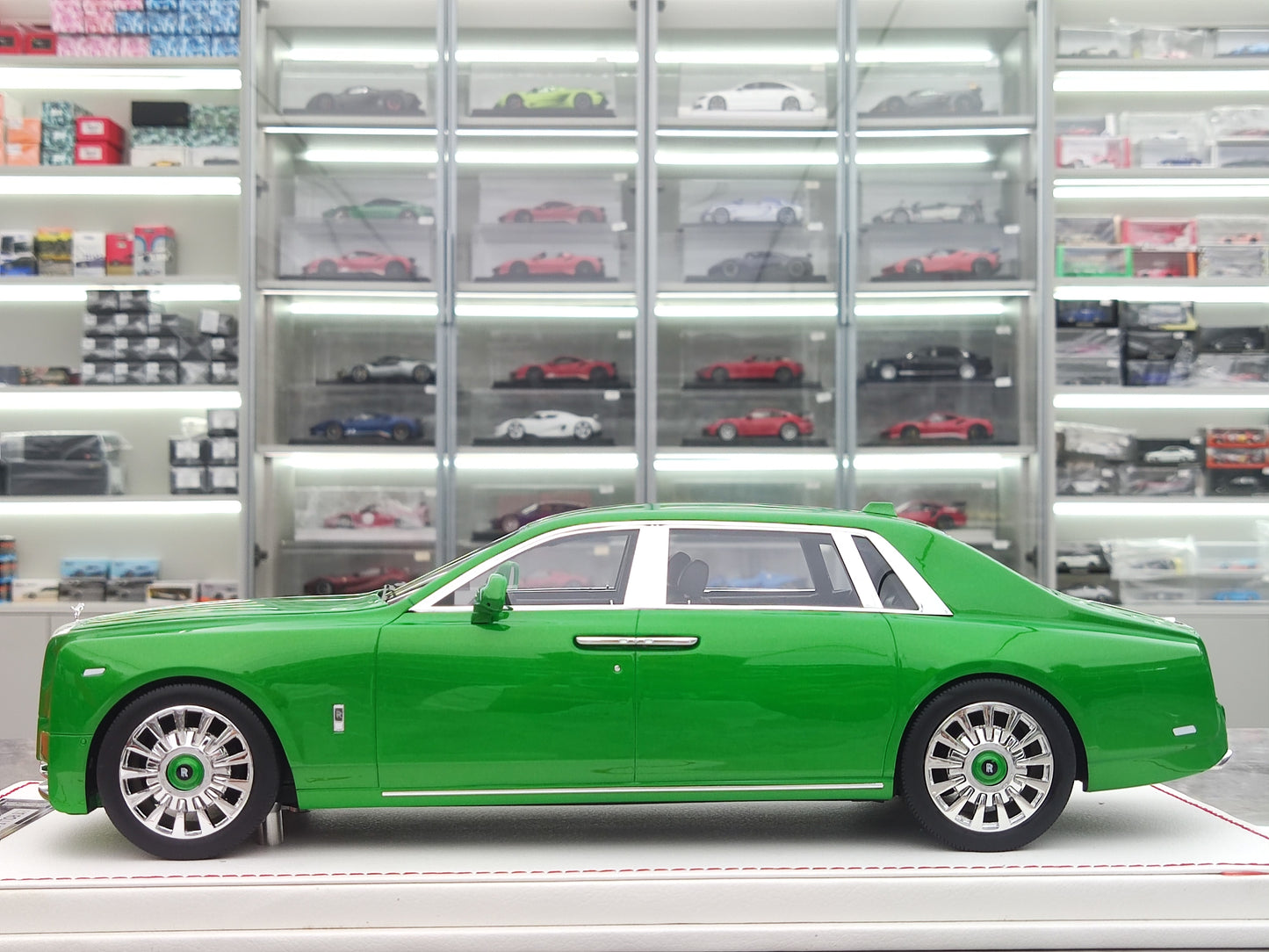 SC 1/18 Rolls-Royce Phantom VIII Electroplated Green, priced at 2980 JS-SC005