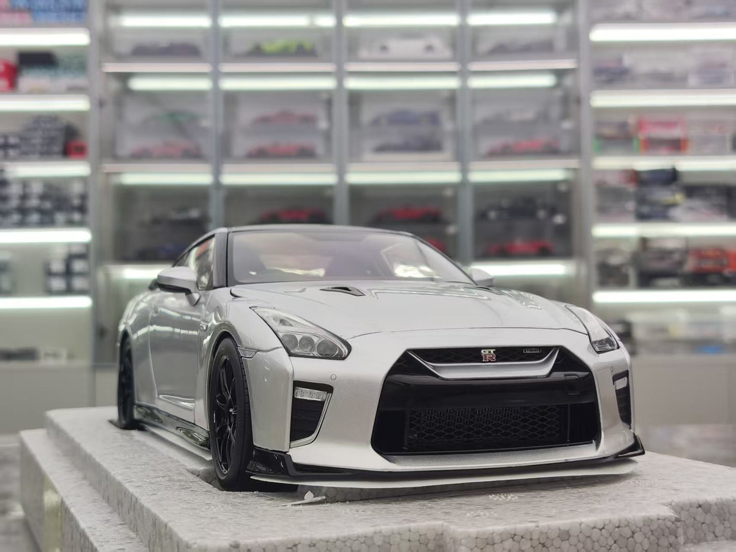 MOTORHELIX 1/18 Nissan GT-R (R35) Track Edition Engineered by NISMO T-Spec, Ultimate Metallic Silver, Car Model MH311