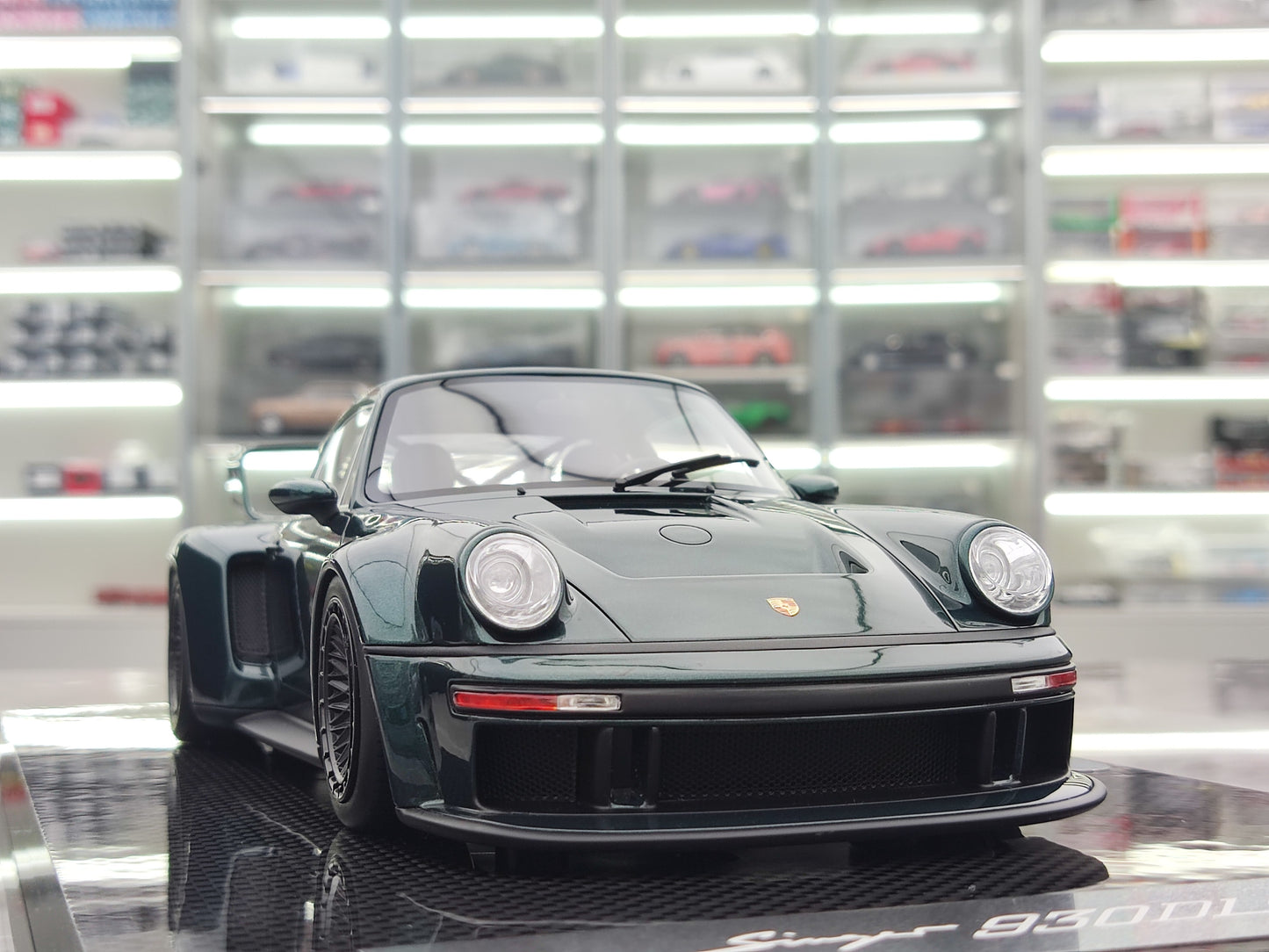 MCM 1/18 Porsche Singer DLS Turbo High Spoiler Carbon Base Dark Green MCM016