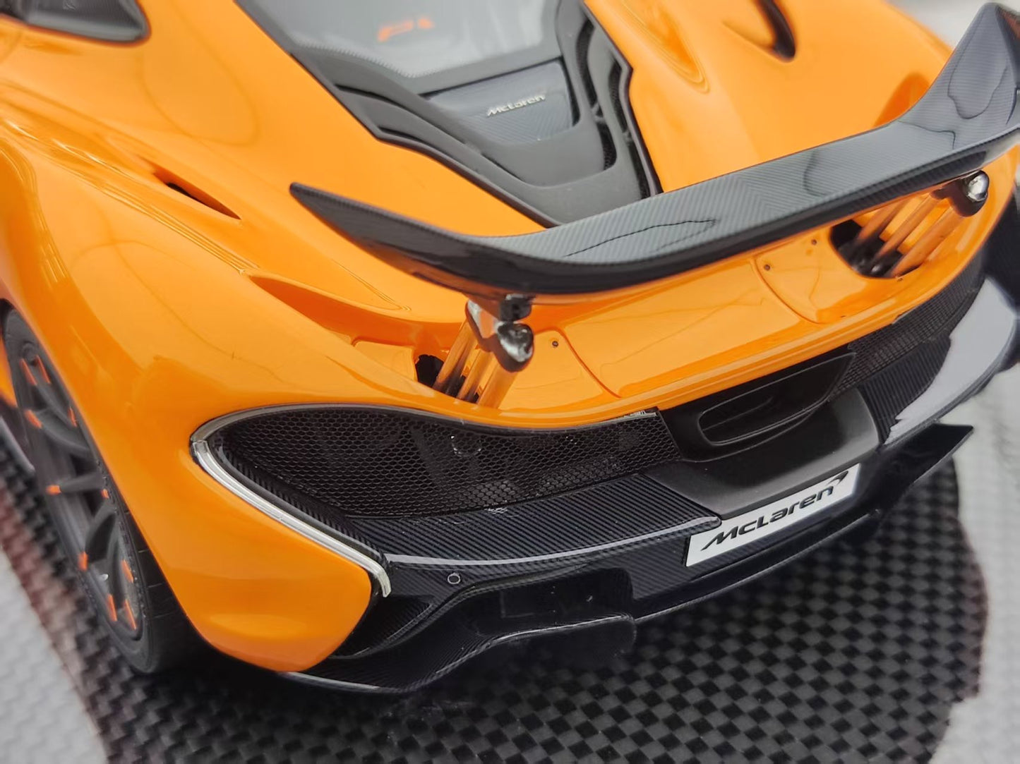 DM 1/18 McLaren P1 Orange and Black Wheels Custom Edition MP998B