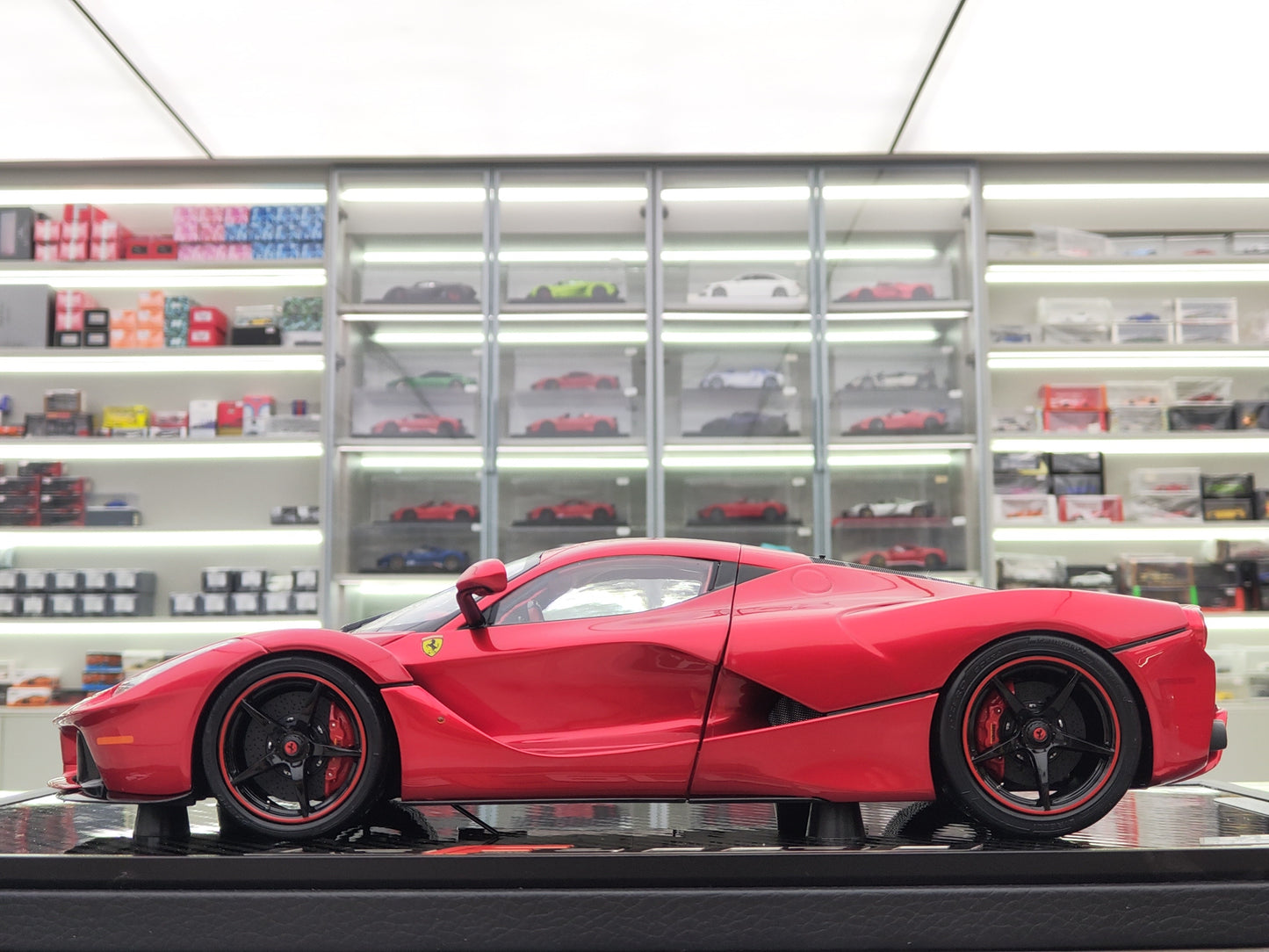 BBR 1/18 Ferrari LaFerrari Hamilton with base alloy car model BBR1822H8CH1