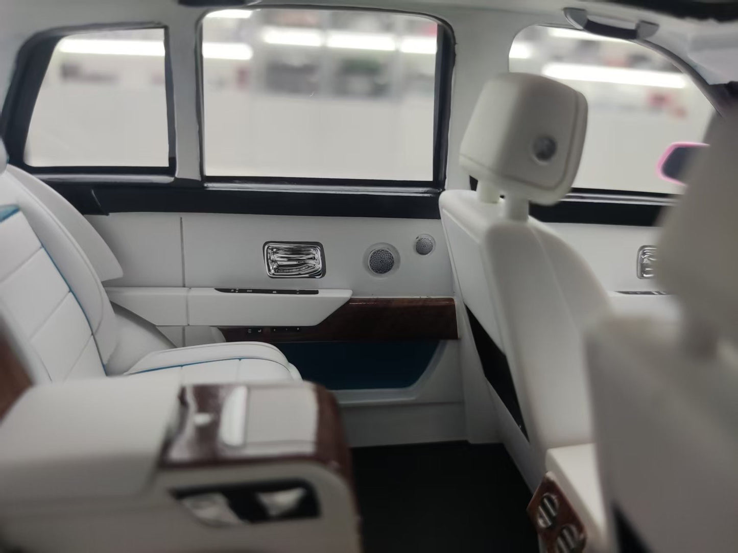 GL 1/18 Rolls-Royce Cullinan Pink and Green Resin Model JS-GL036