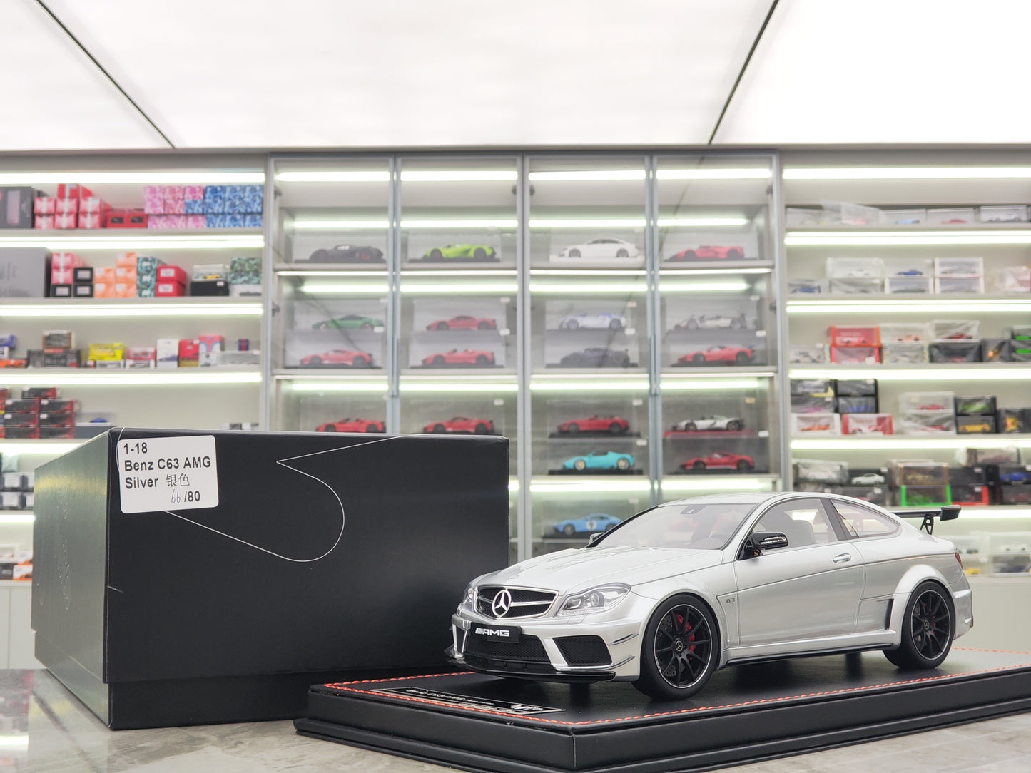 NA 1/18 Mercedes Benz C63 AMG Nigra Serio Rezina Modelaŭto NA004