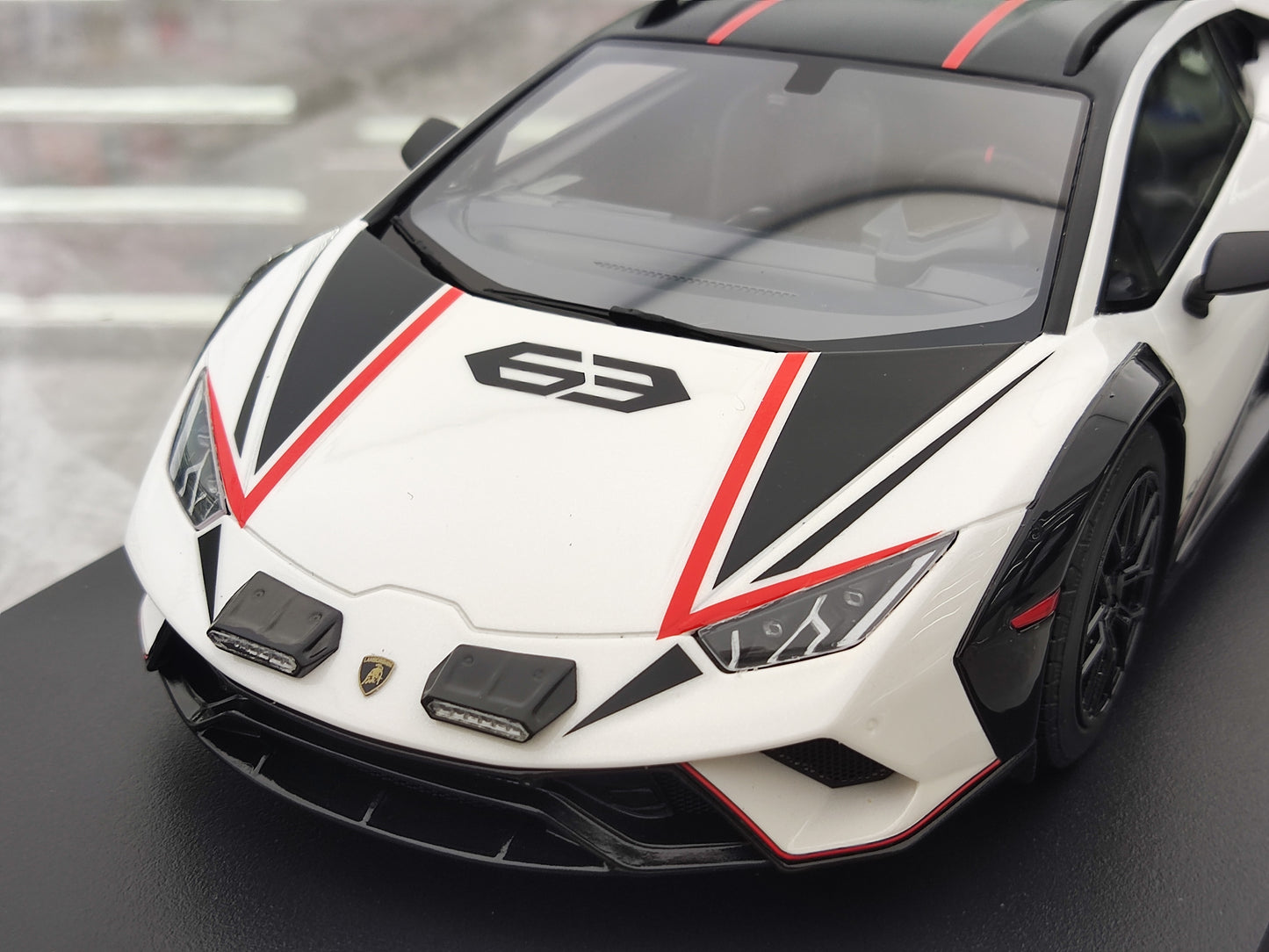 TOPSPEED 1/18 Lamborghini Huracan Sterrato White Car Model TS0610