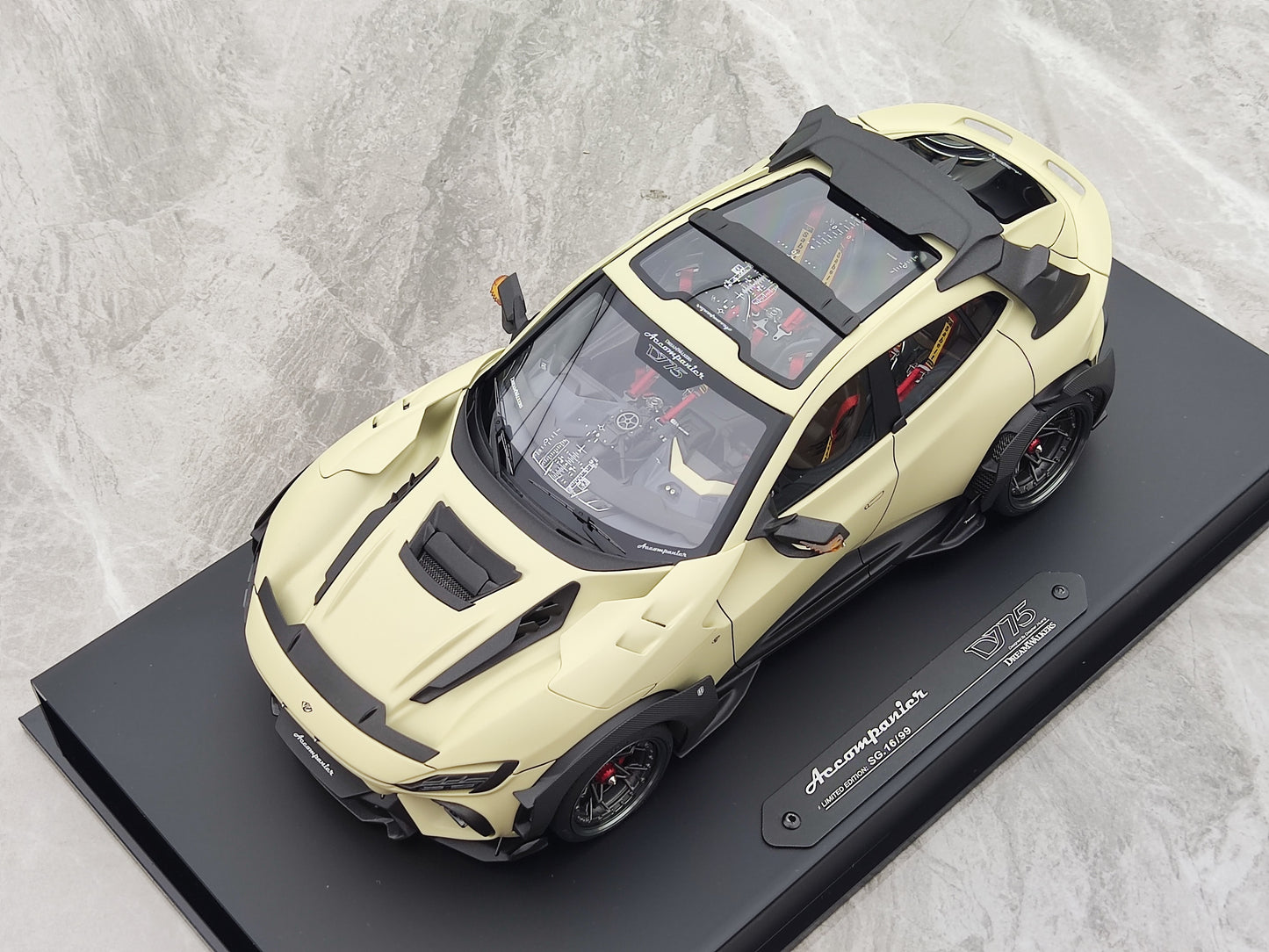 Dreamwalkers 1/18 Ferrari Accompanier D775 Ĉampangriza Limigita Eldono Kolektebla Modelaŭto A-D775-PW02