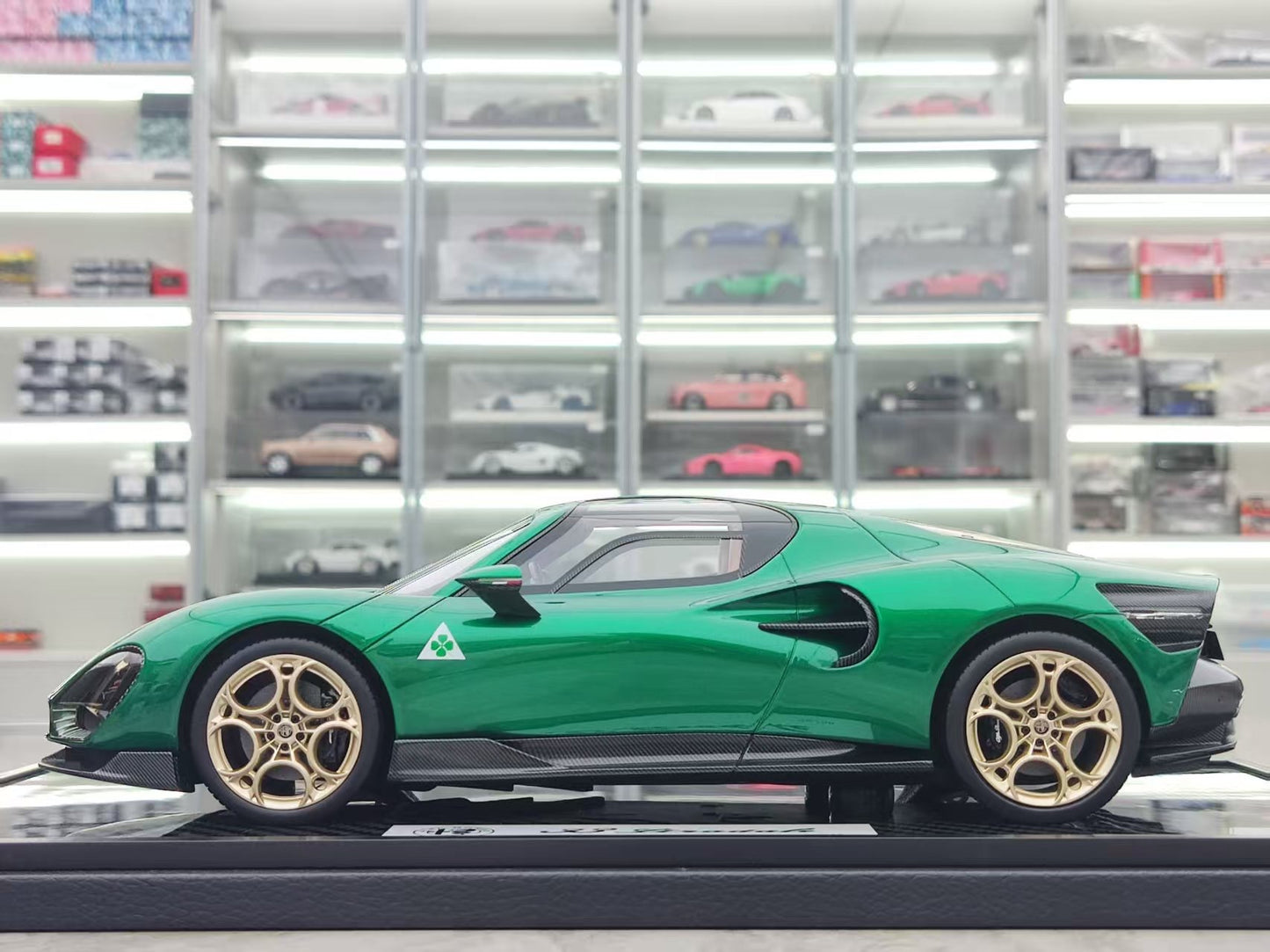 BBR 1/18 Alfa Romeo 33 Stradale Carbon Base Green Car Model P18264DCH