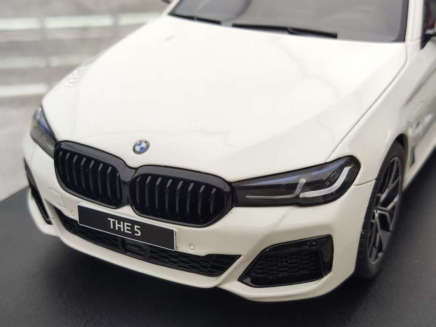 GT Spirit 1/18 BMW 545E X DRIVE SALOON M SPORT ALPINE White Resin Model Decoration GT496