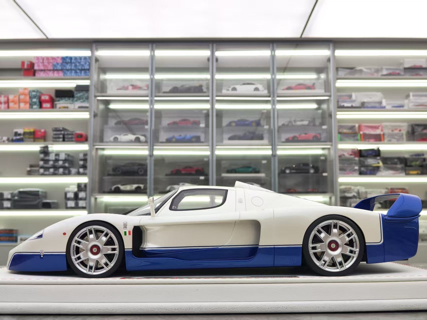 GL MODEL 1/18 Maserati MC12 Street Edition Simulation Car Model GM007