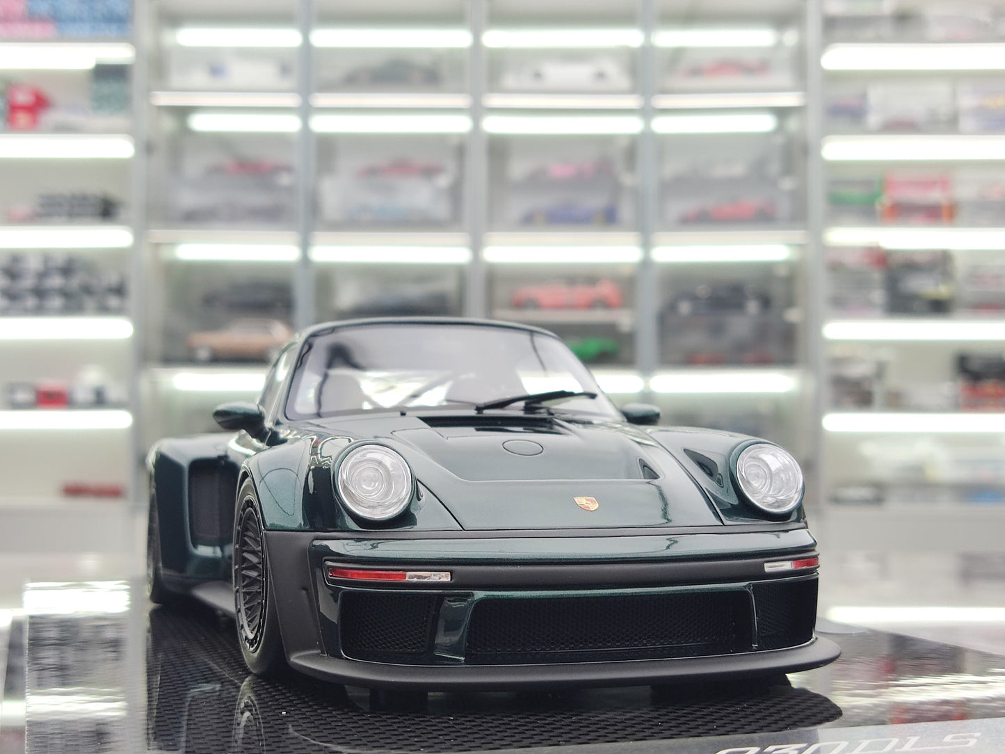 MCM 1/18 Porsche Singer DLS Turbo Low Spoiler Carbon Base Dark Green MCM017