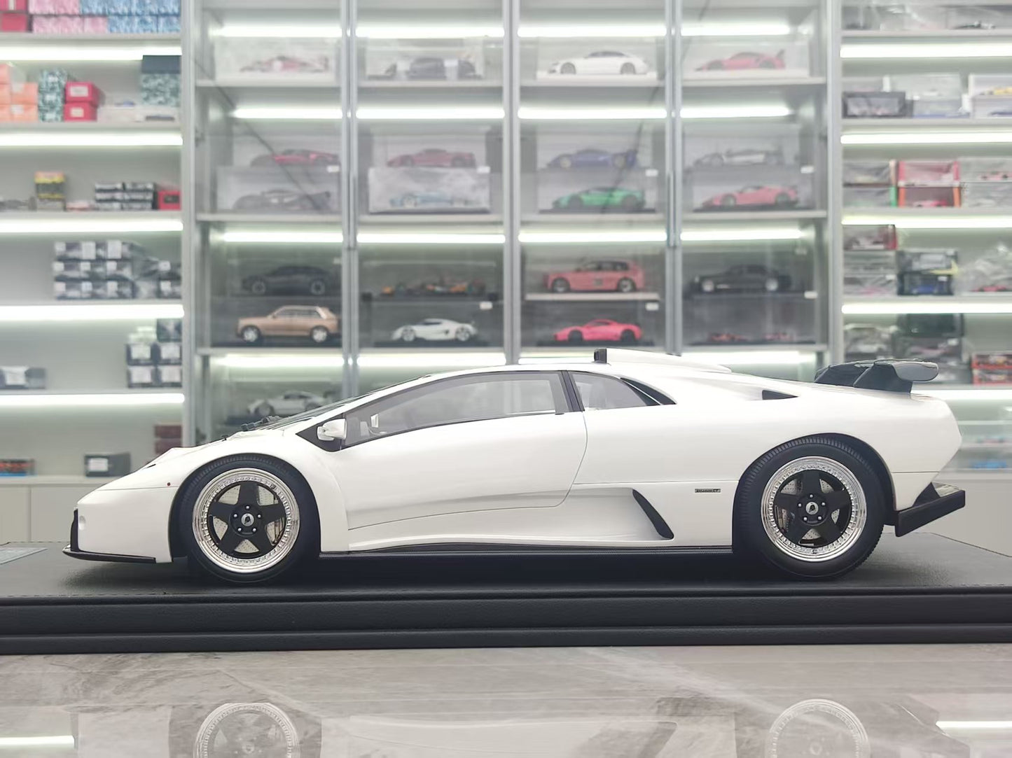 GL 1/12 Lamborghini Diablo GT Pearl White JS-GL007