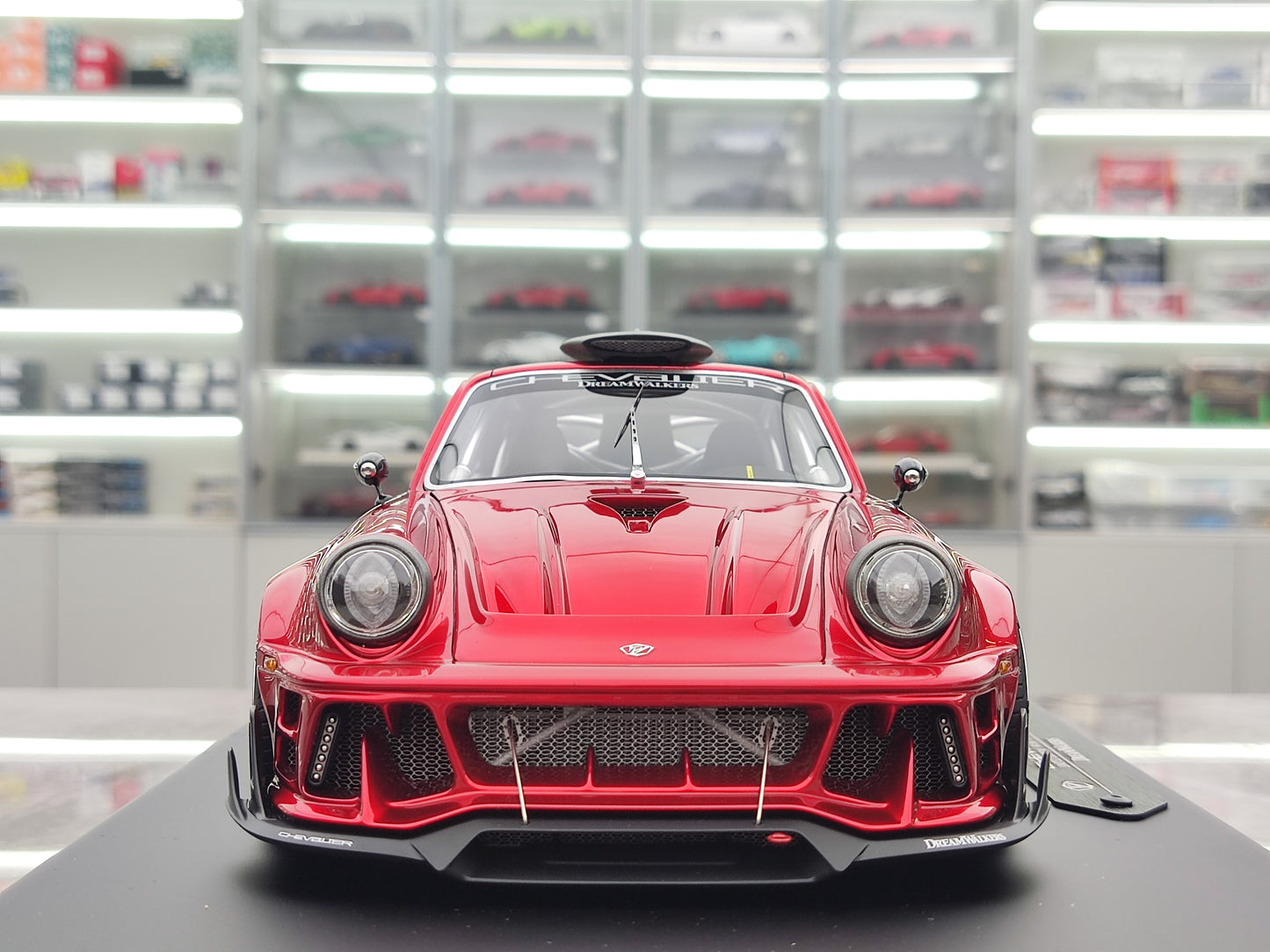 Dreamwalkers 1/18 Porsche CHEVALIER D995 Flamruĝa Simulada Modelaŭto C-D995-FR01