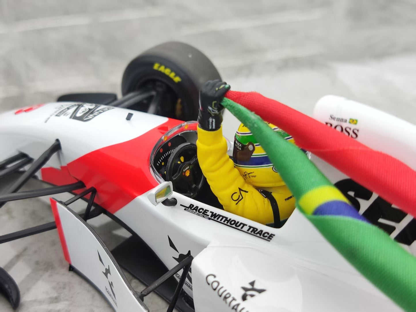 MINICHAMPS 1/18 McLaren FORD MP4/8 - SEBASTIAN VETTEL - Includes figure and flag, red and white livery 530931805