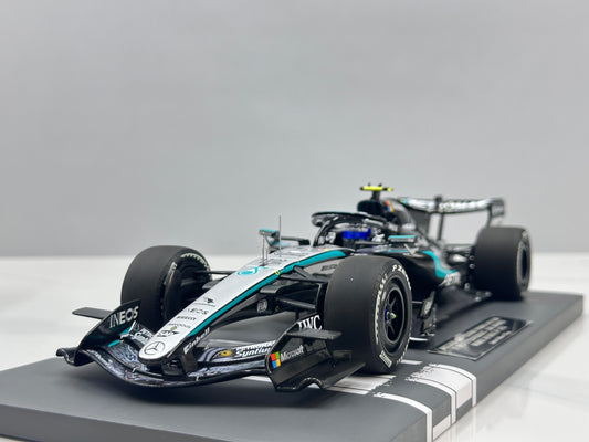 MINICHAMPS 1/18 Mercedes-AMG PETRONAS F1 Team W17 (K. Antonelli – Ganador del Gran Premio de Japón de 2026) – Decoración plateada (117260312)