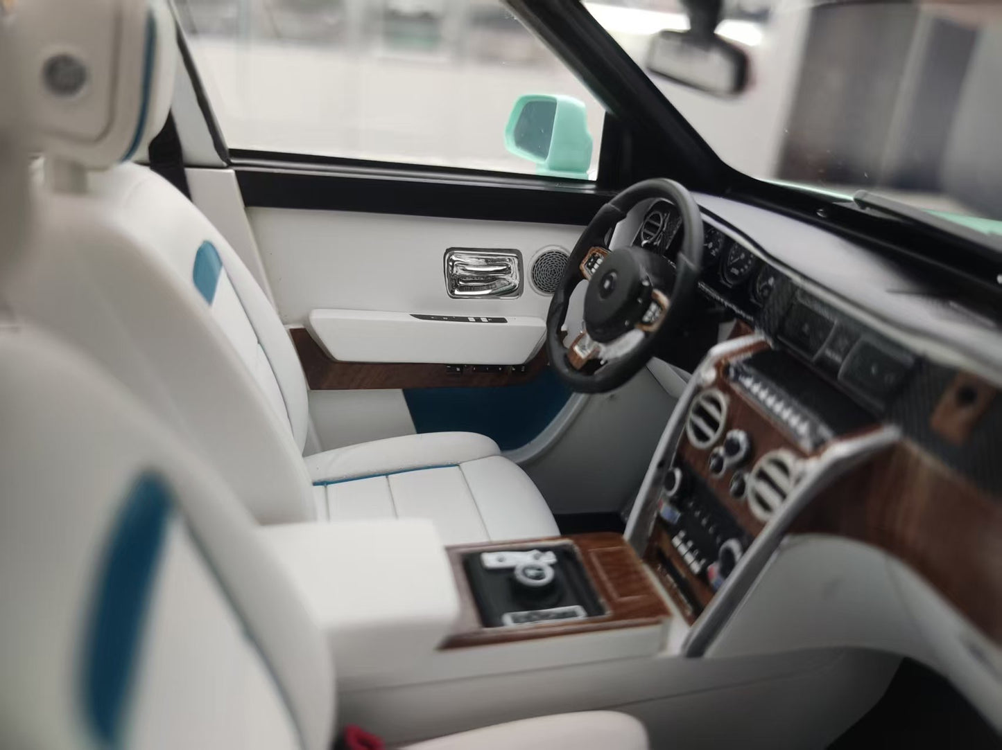 GL 1/18 Rolls-Royce Cullinan Green and Pink Model Car JS-GL035