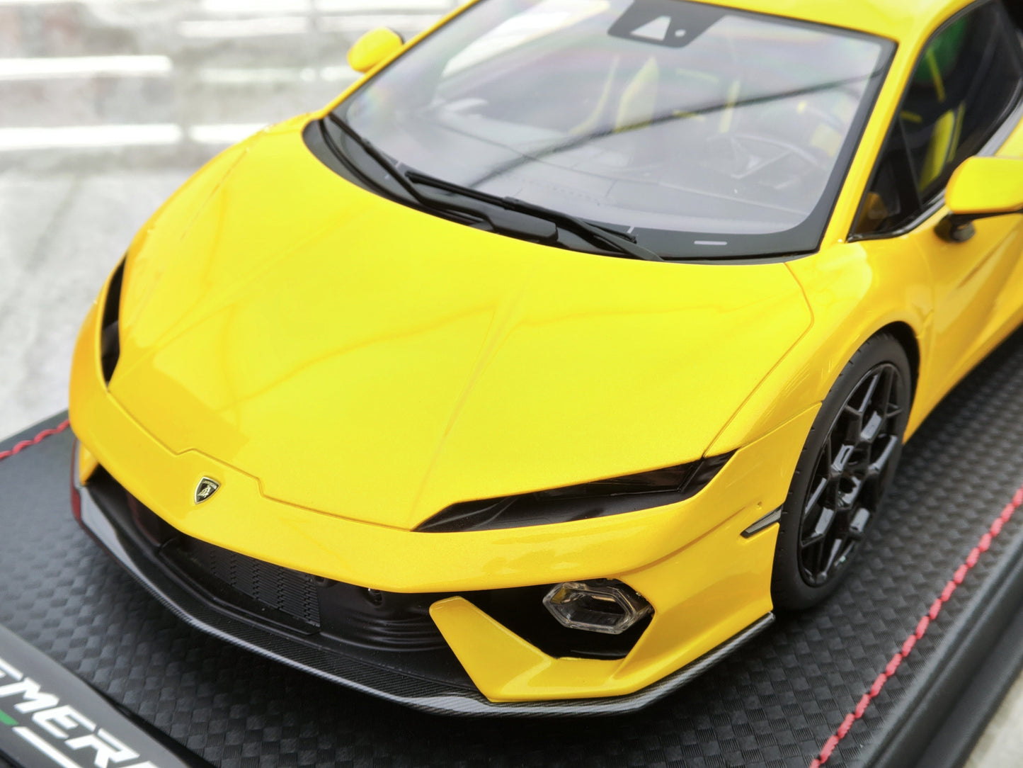 MR 1/18 Lamborghini New Generation Baby Bull Temerario Hardtop Giallo Inti (Indi Yellow) Simulated Car Model LAMBO062E