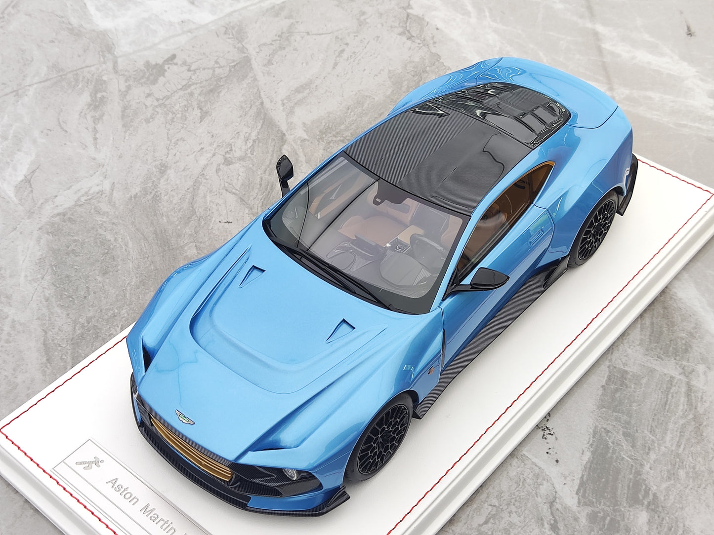 RUNNER 1/18 Aston Martin Valour Simulation Model Car