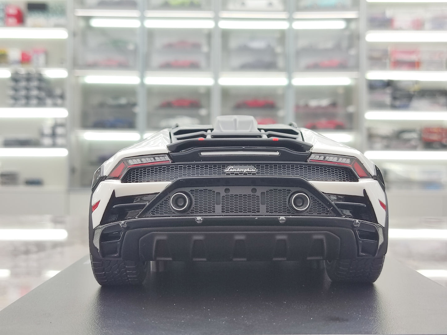 TOPSPEED 1/18 Lamborghini Huracan Sterrato White Car Model TS0610
