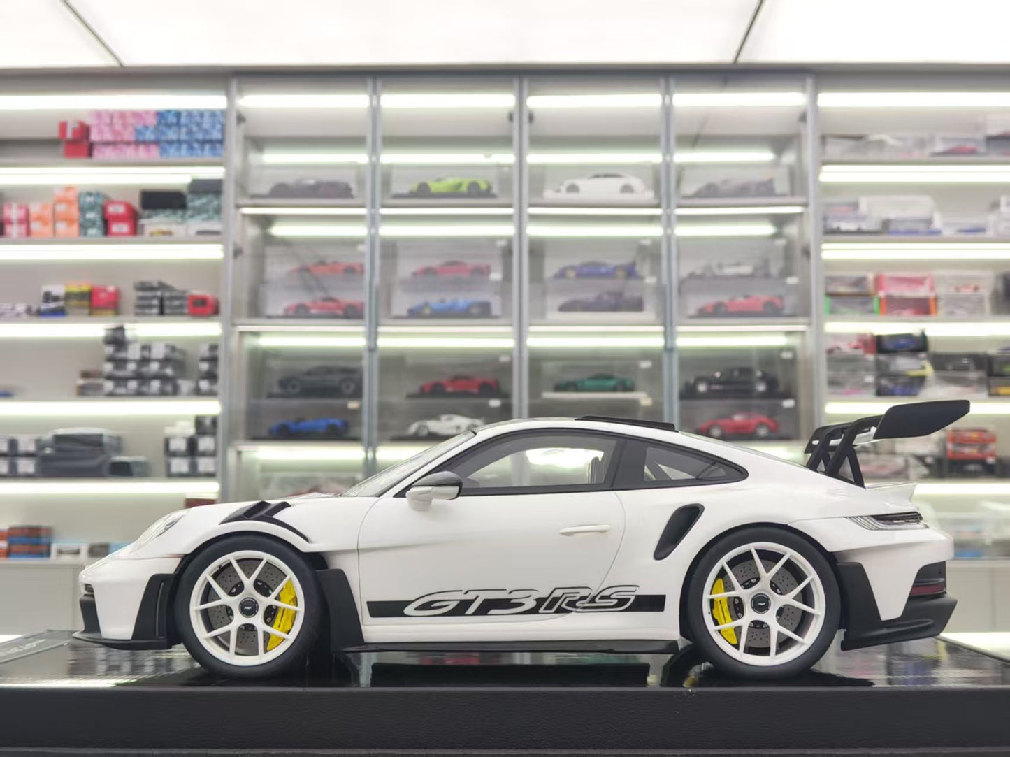 TIMOTHY&PIERRE 1/18 Porsche 992 GT3RS Panda White Limited Edition Car Model TP178