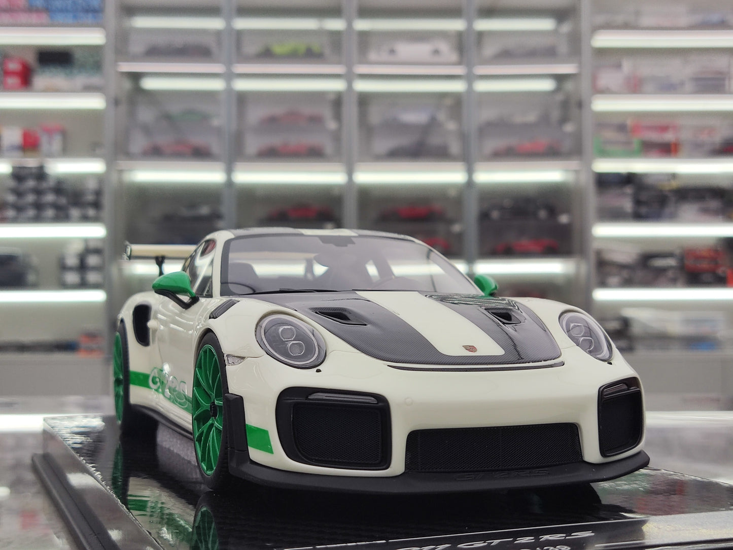 UU 1/18 Porsche 911 GT2 RS Fluorescent Green Simulated Car Model JS-UU007