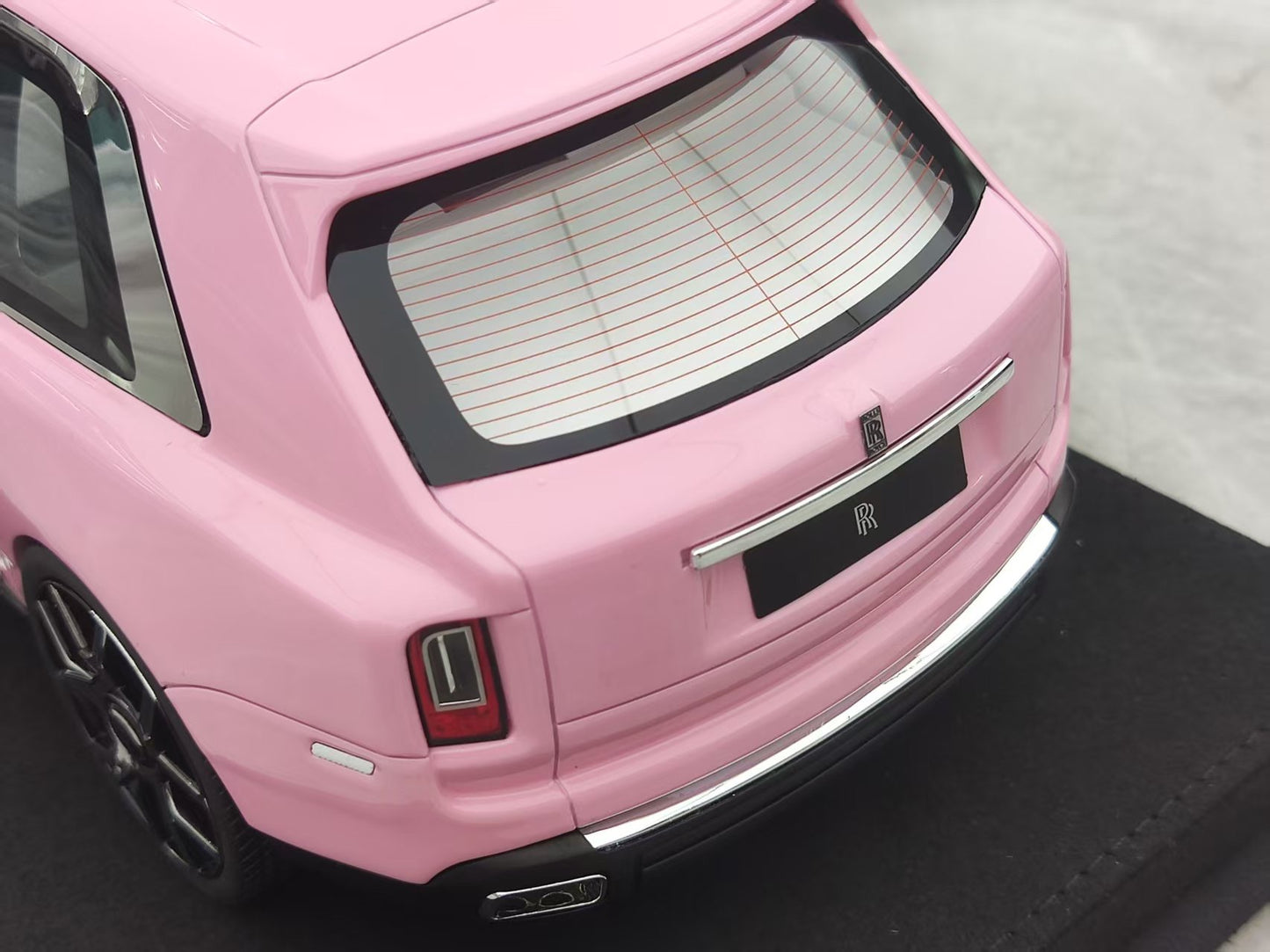 GL 1/18 Rolls-Royce Cullinan Green and Pink Model Car JS-GL035
