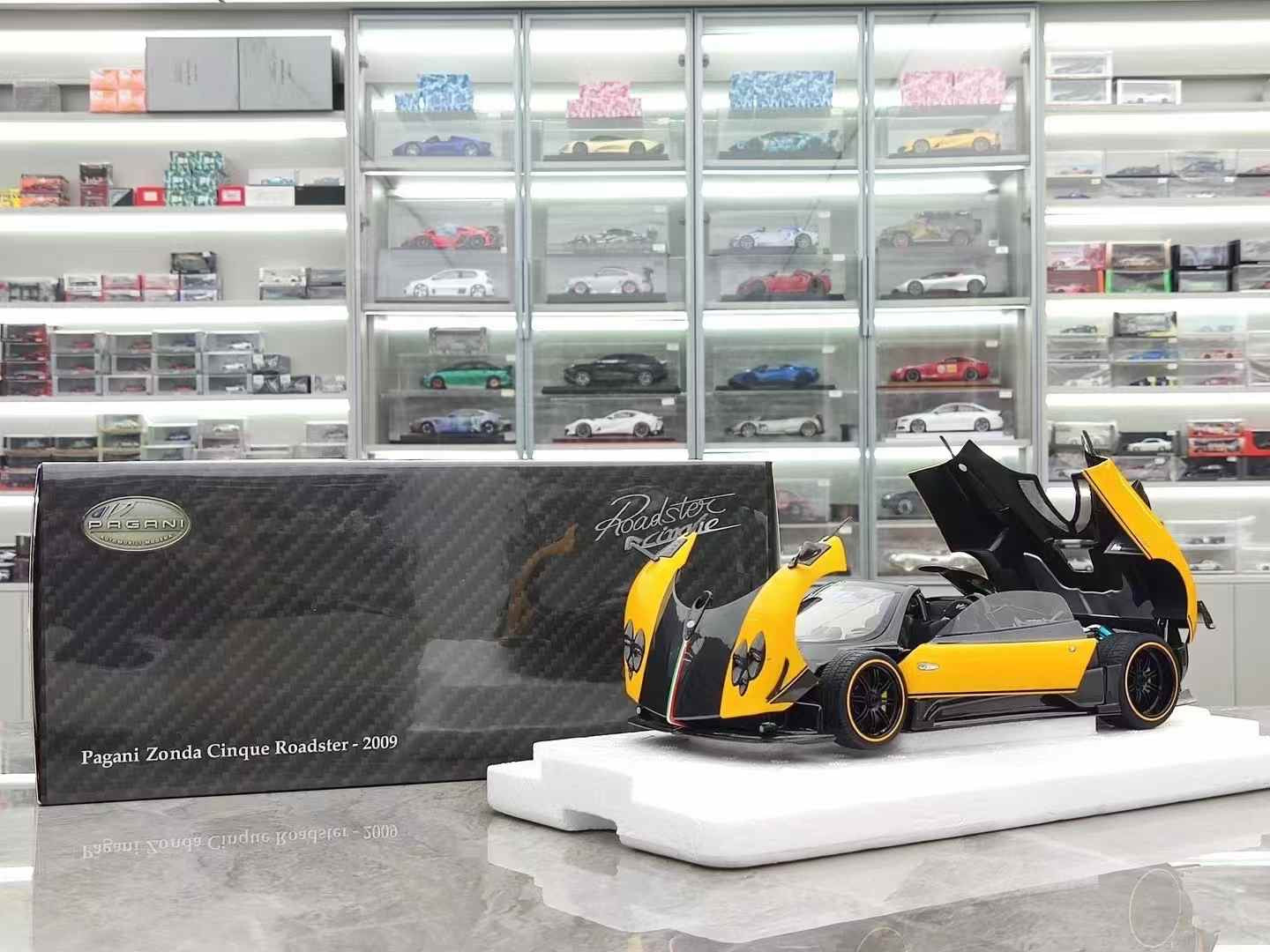 Almost Real 1/18 Pagani Zonda Cinque Roadster-2009 Yellow Alloy Fully Opening Car Model 850613001