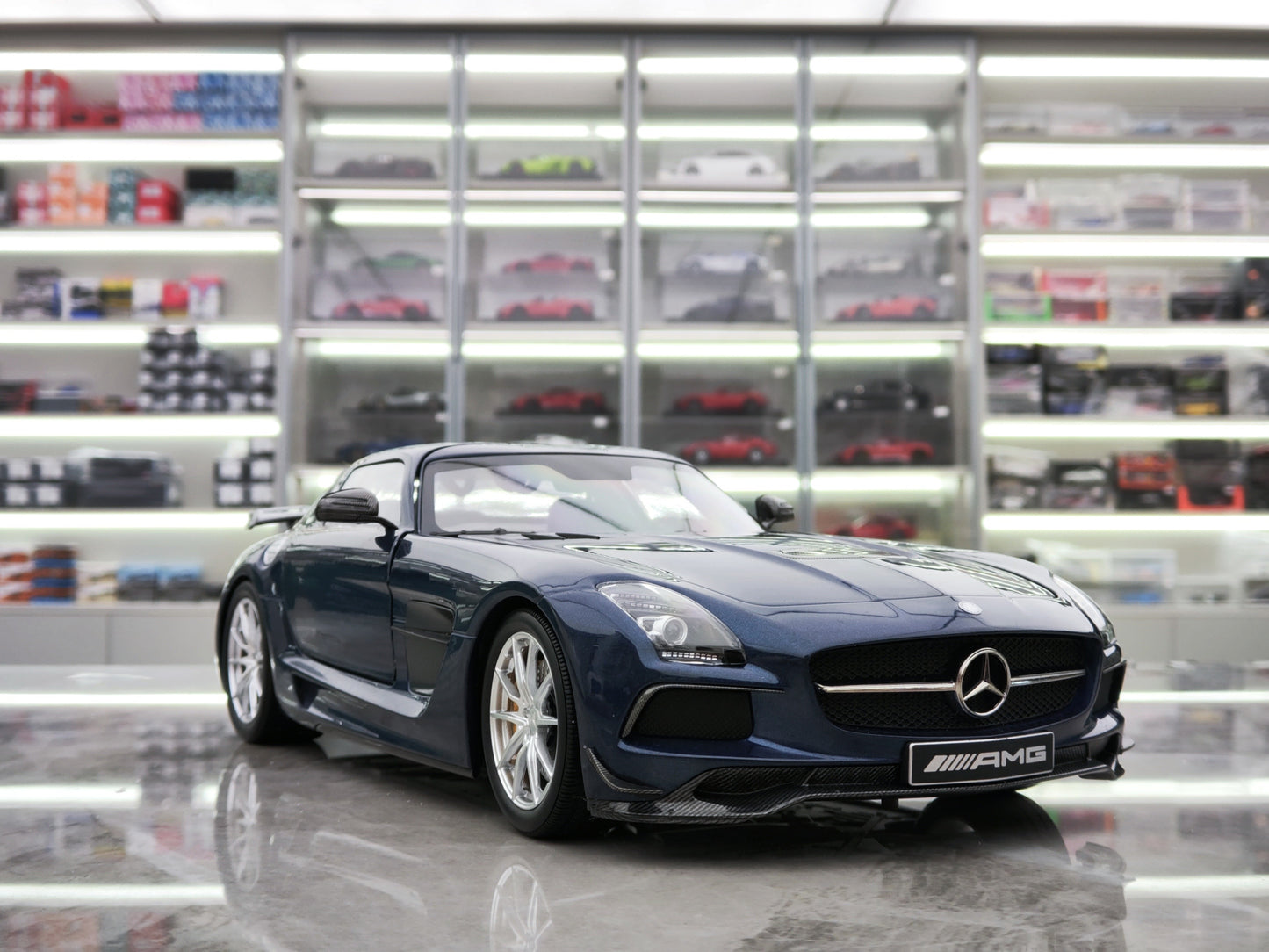 Minichamps 1/18 Mercedes-Benz SLS Metallic Blue Alloy Car Model 110033026