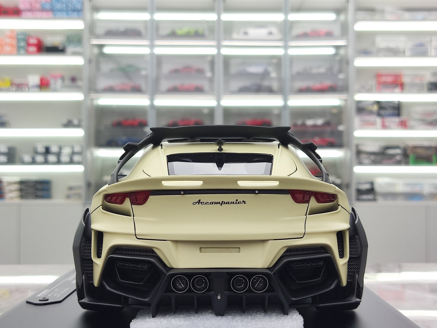 Dreamwalkers 1/18 Ferrari Accompanier D775 Ĉampangriza Limigita Eldono Kolektebla Modelaŭto A-D775-PW02