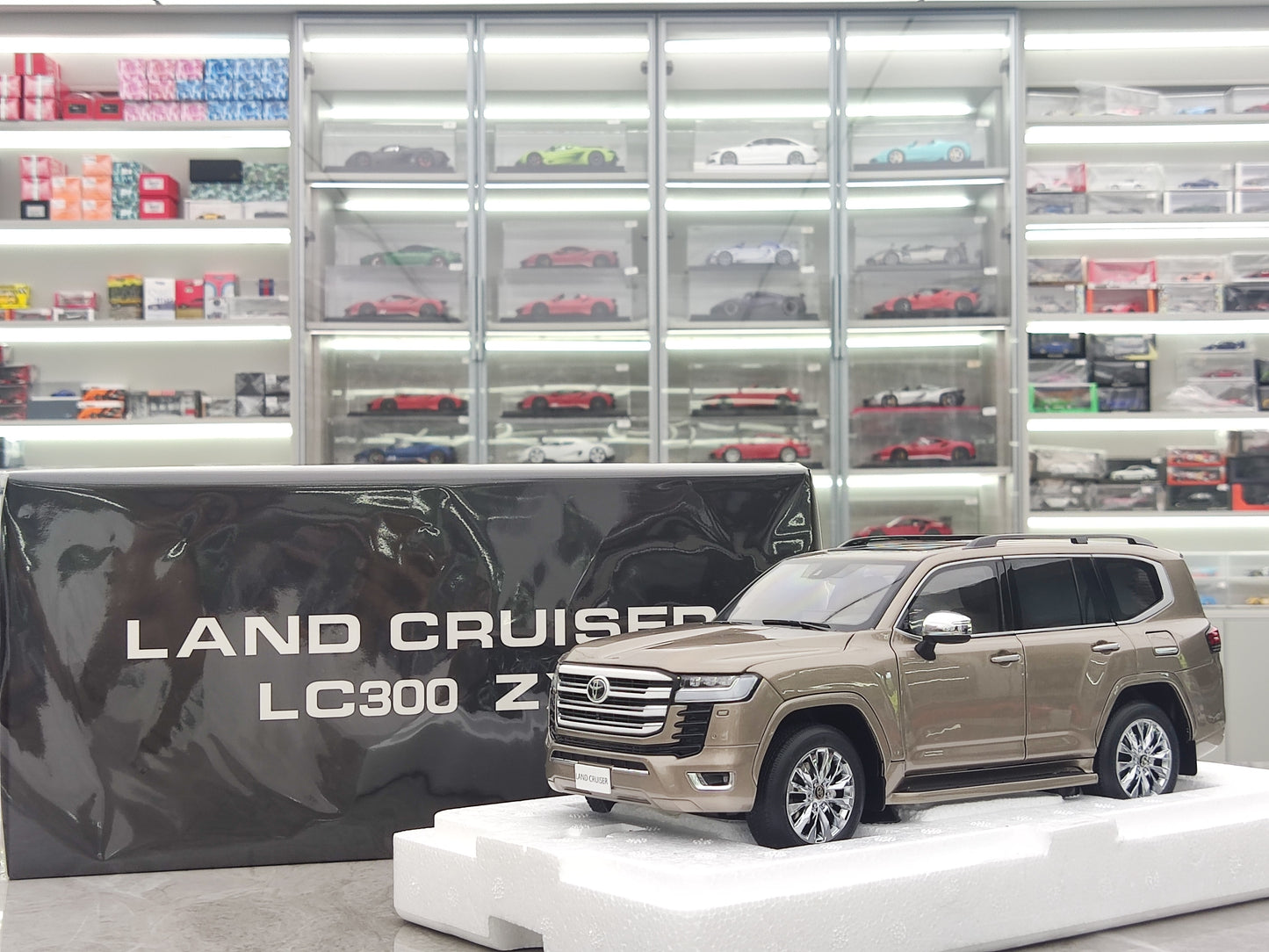 LCD 1/18 Toyota Land Cruiser LC300 ZX Ora Die-gisita Aŭtomodelo LCD112