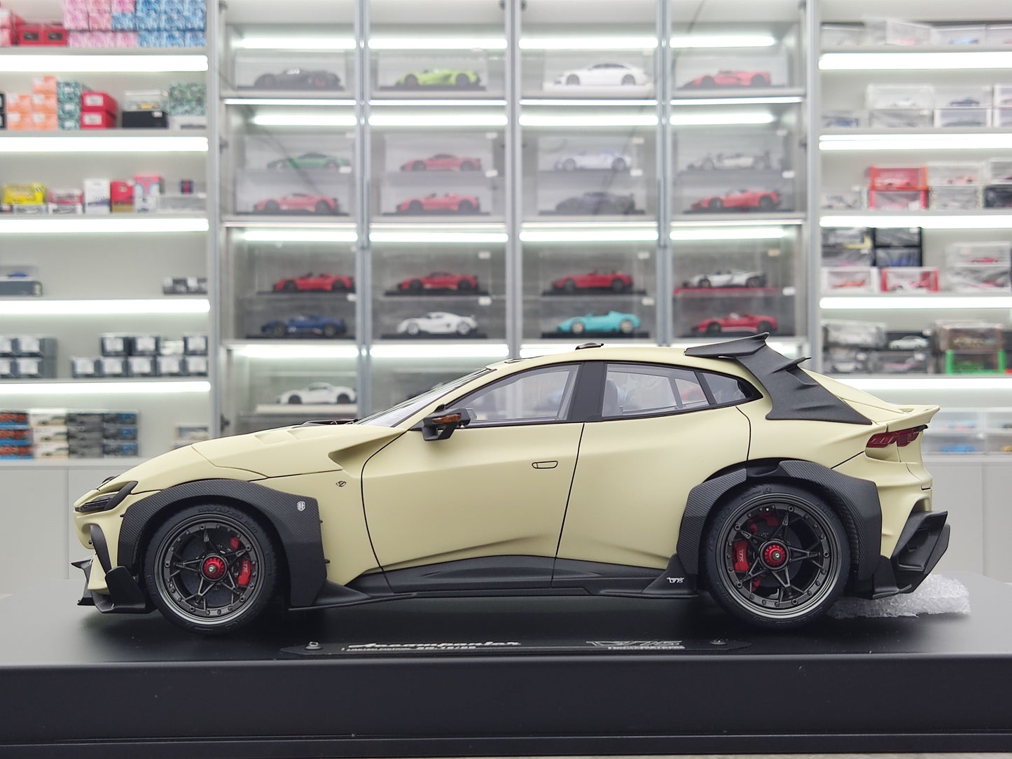 Dreamwalkers 1/18 Ferrari Accompanier D775 Ĉampangriza Limigita Eldono Kolektebla Modelaŭto A-D775-PW02