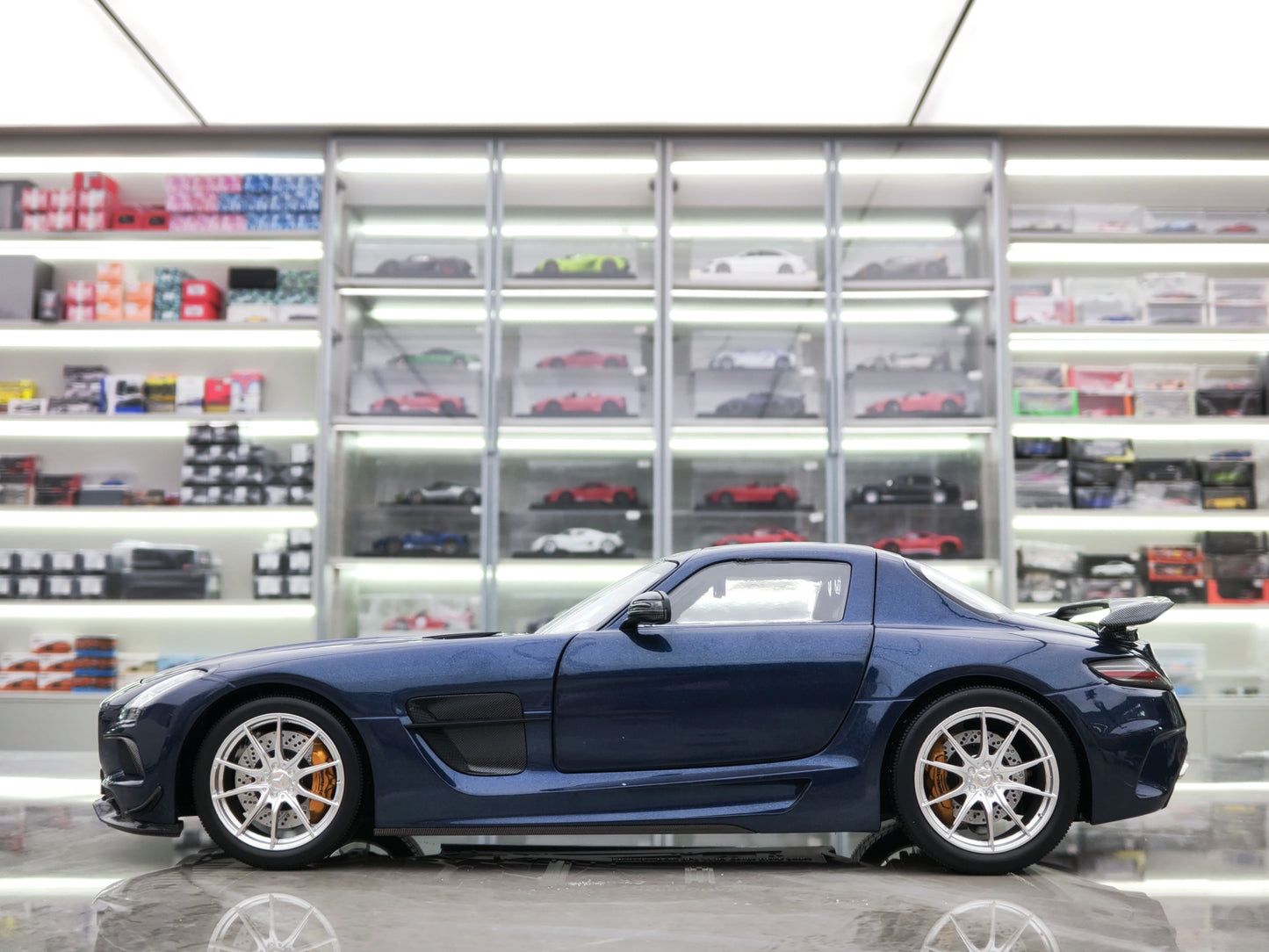 Minichamps 1/18 Mercedes-Benz SLS Metallic Blue Alloy Car Model 110033026