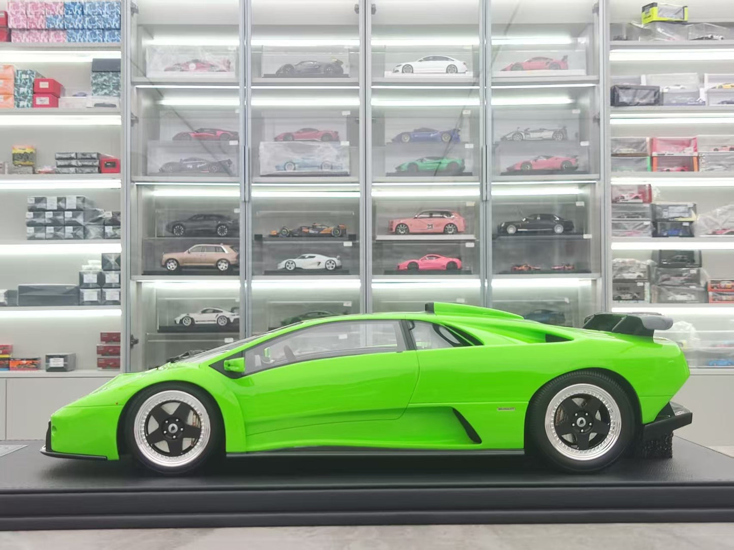 GL 1/12 Lamborghini Diablo GT Apple Green Model Car JS-GL009