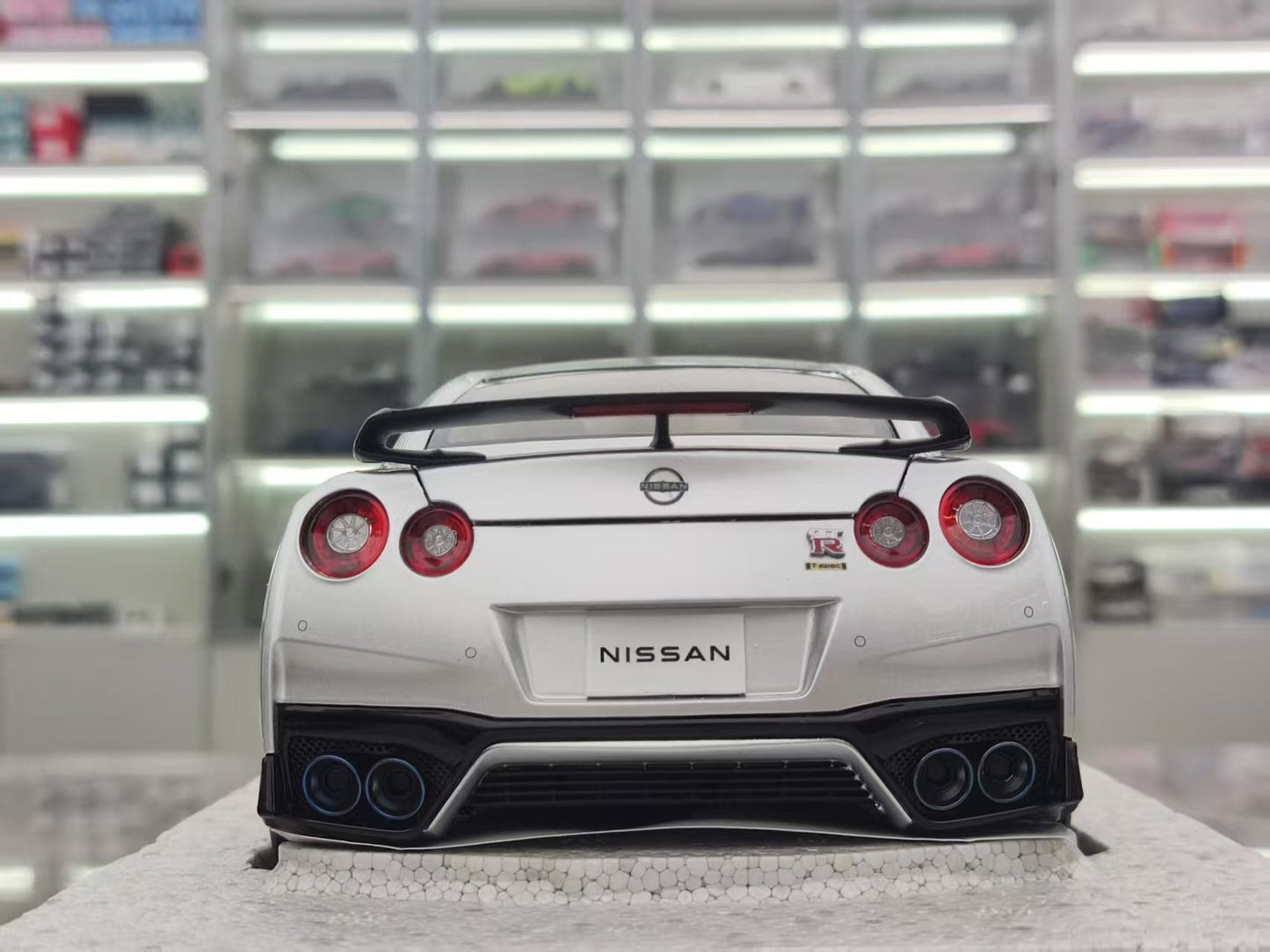 MOTORHELIX 1/18 Nissan GT-R (R35) Track Edition Engineered by NISMO T-Spec, Ultimate Metallic Silver, Car Model MH311