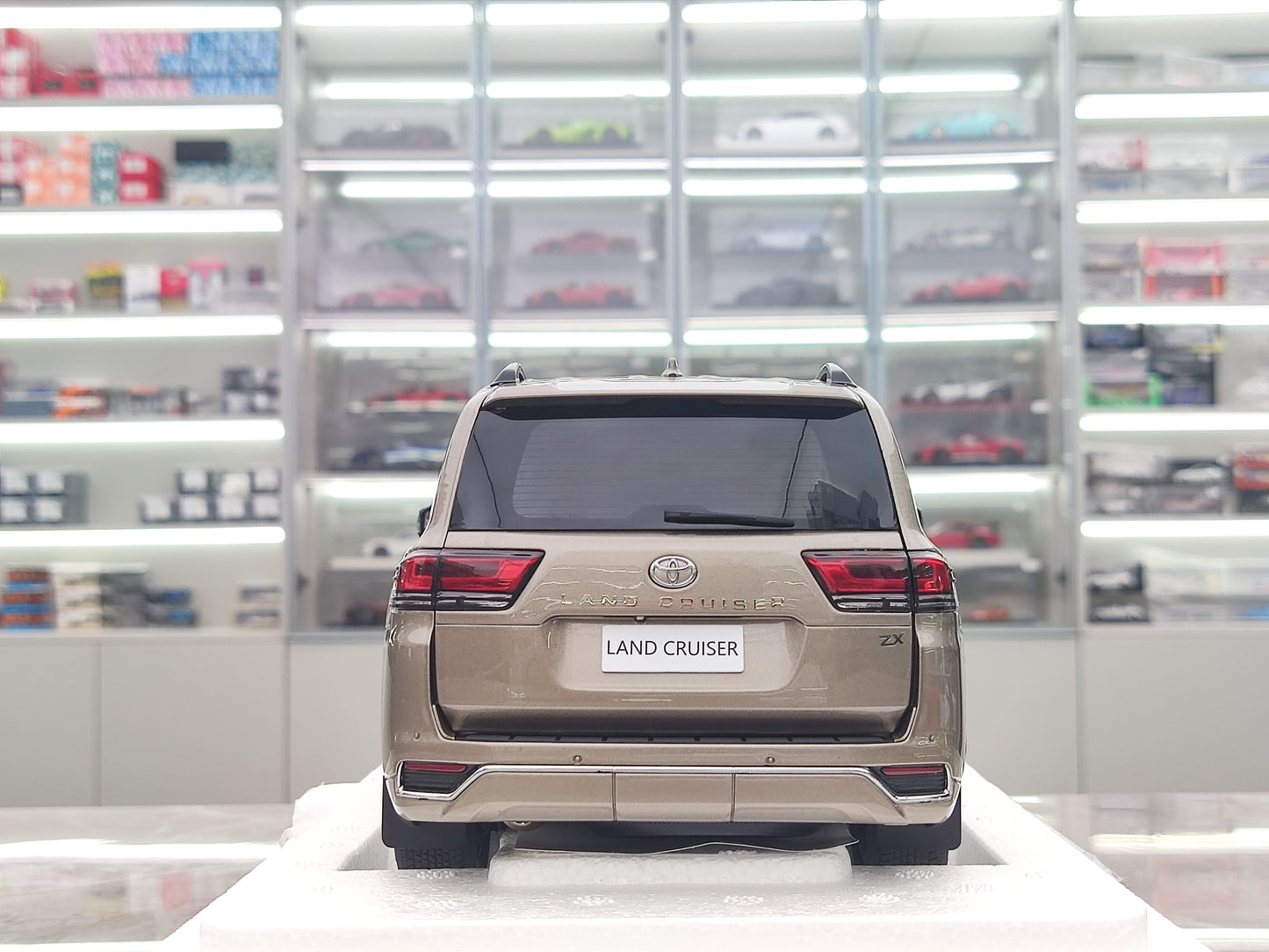 LCD 1/18 Toyota Land Cruiser LC300 ZX Ora Die-gisita Aŭtomodelo LCD112
