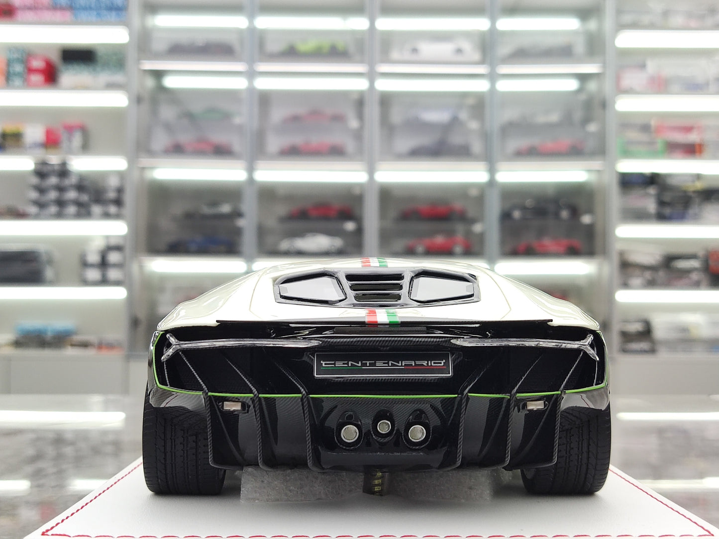 TE 1/18 Lamborghini Centenario Pearl White/Fluorescent Green Simulated Car Model JS-TE001
