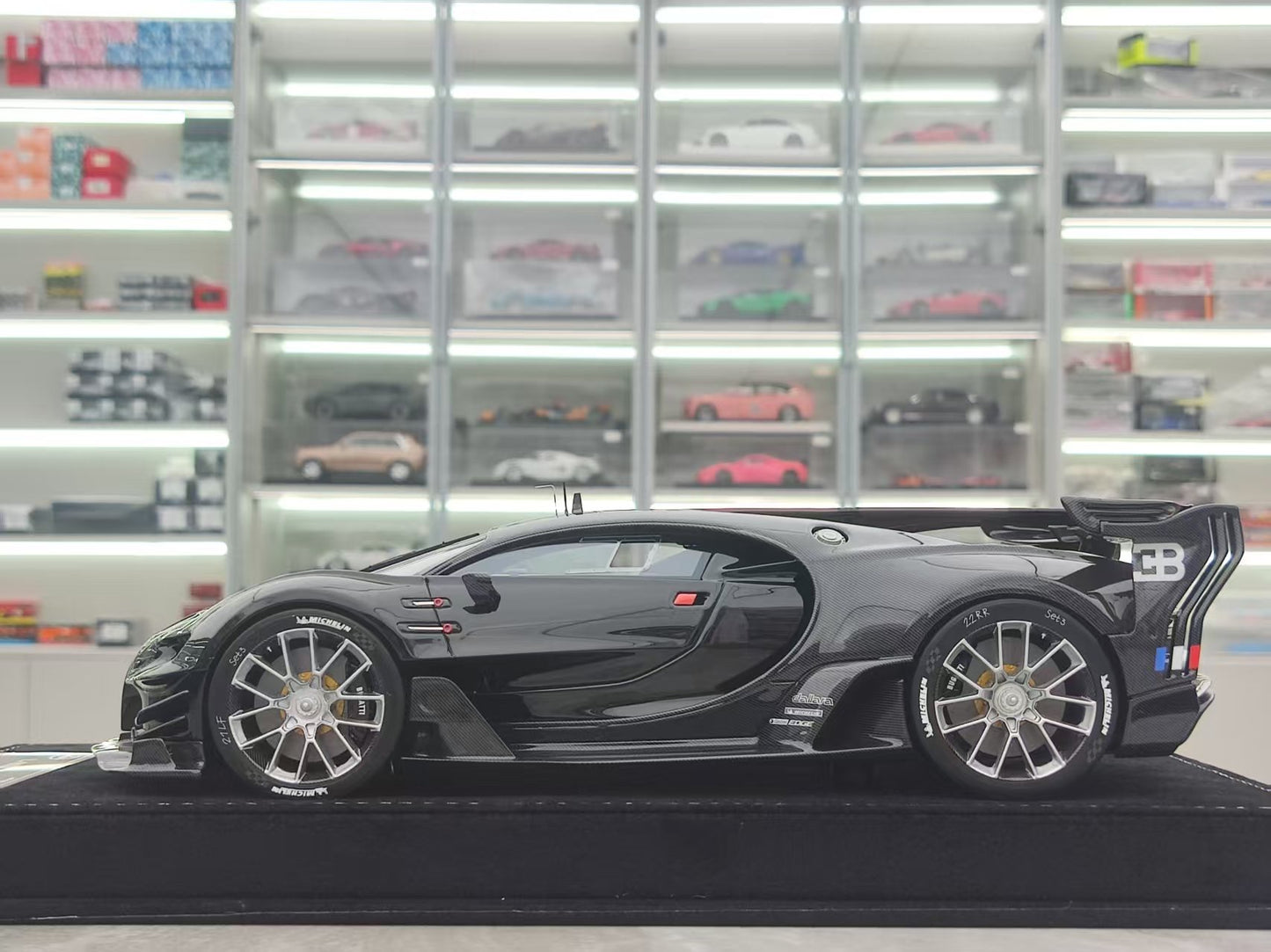HH Model 1/18 Bugatti Vision GT Diamond Black/Black Carbon Fiber Model Car HH485